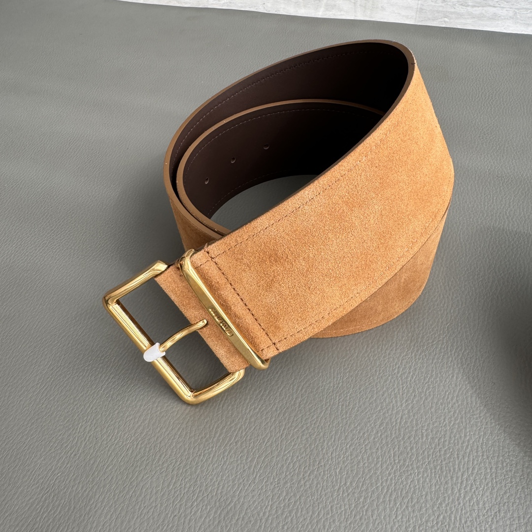 Miu Miu 宽 2.4cm · 代购级 谬谬 miumiu 24 金属搭扣 腰带环饰有激光雕刻徽标 这款皮革腰带设计简约而优雅