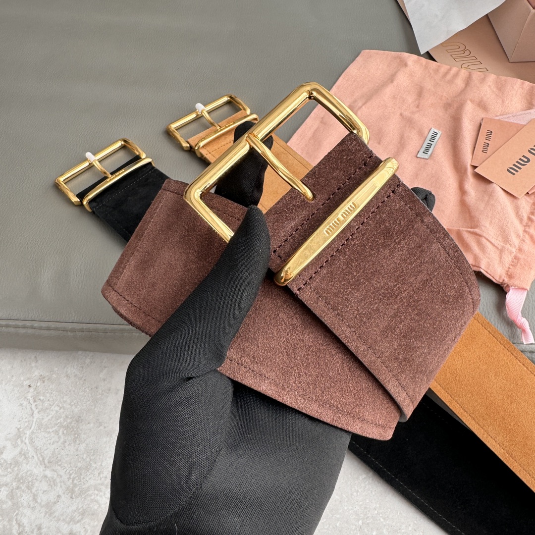 Miu Miu 宽 2.4cm · 代购级 谬谬 miumiu 24 金属搭扣 腰带环饰有激光雕刻徽标 这款皮革腰带设计简约而优雅