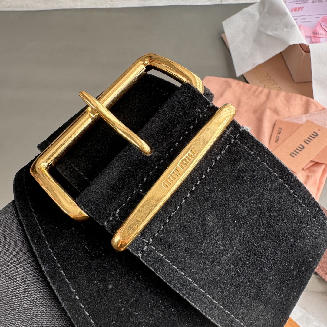 Miu Miu 宽 2.4cm · 代购级 谬谬 miumiu 24 金属搭扣 腰带环饰有激光雕刻徽标 这款皮革腰带设计简约而优雅
