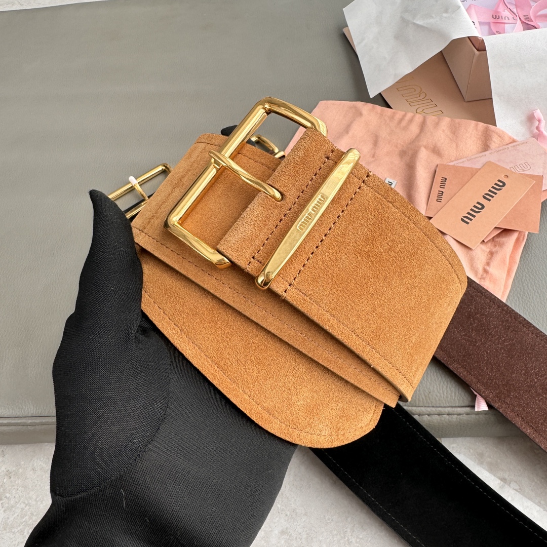 Miu Miu 宽 2.4cm · 代购级 谬谬 miumiu 24 金属搭扣 腰带环饰有激光雕刻徽标 这款皮革腰带设计简约而优雅