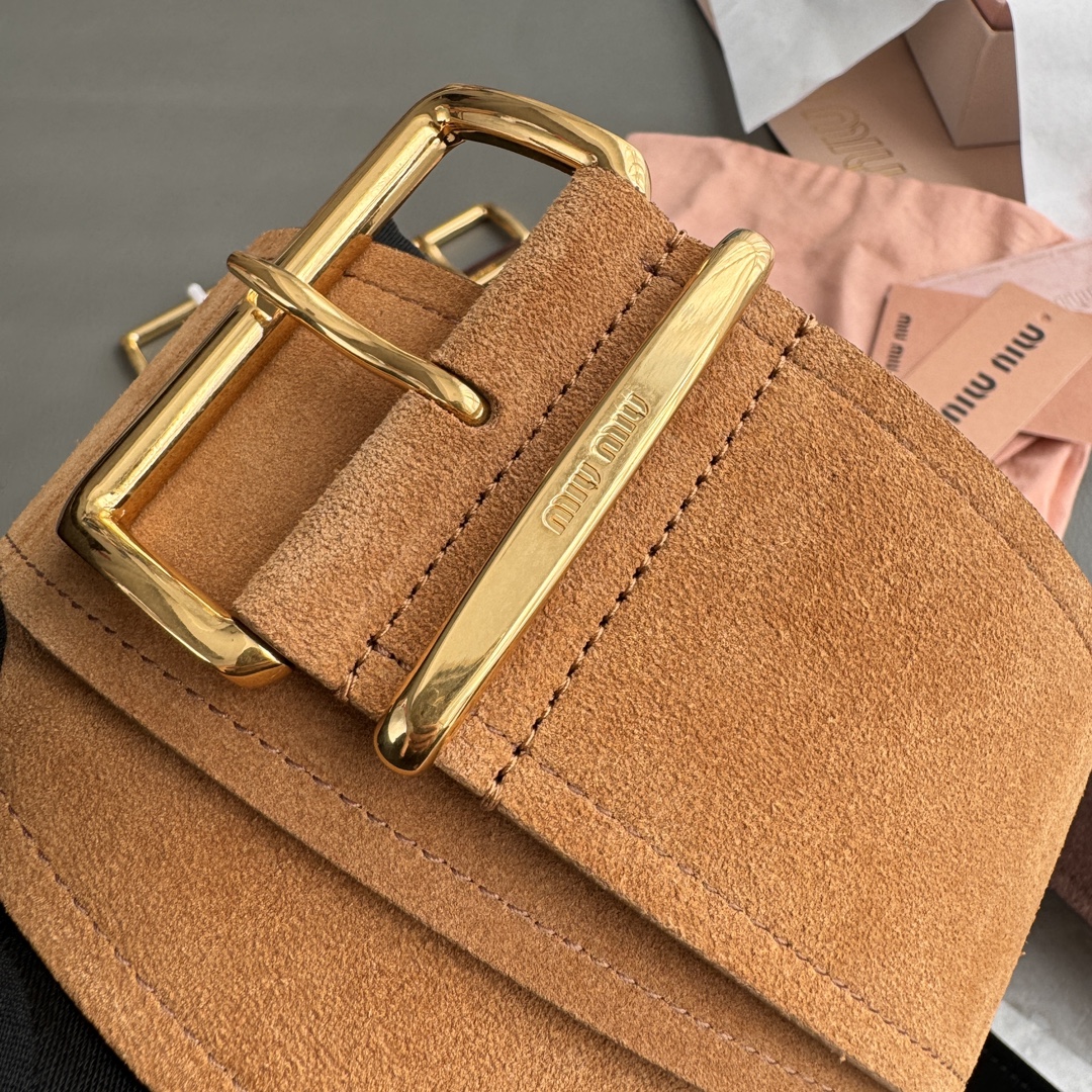 Miu Miu 宽 2.4cm · 代购级 谬谬 miumiu 24 金属搭扣 腰带环饰有激光雕刻徽标 这款皮革腰带设计简约而优雅