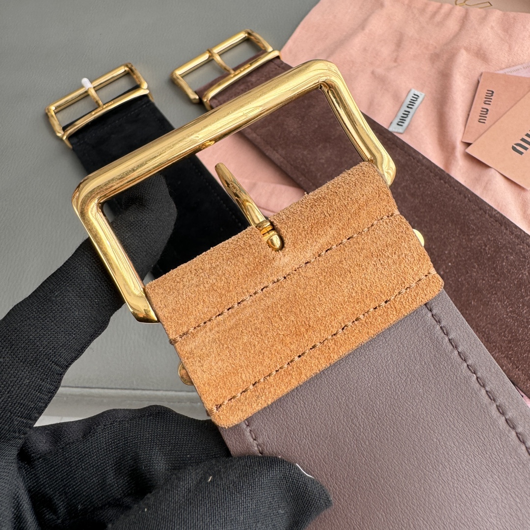 Miu Miu 宽 2.4cm · 代购级 谬谬 miumiu 24 金属搭扣 腰带环饰有激光雕刻徽标 这款皮革腰带设计简约而优雅