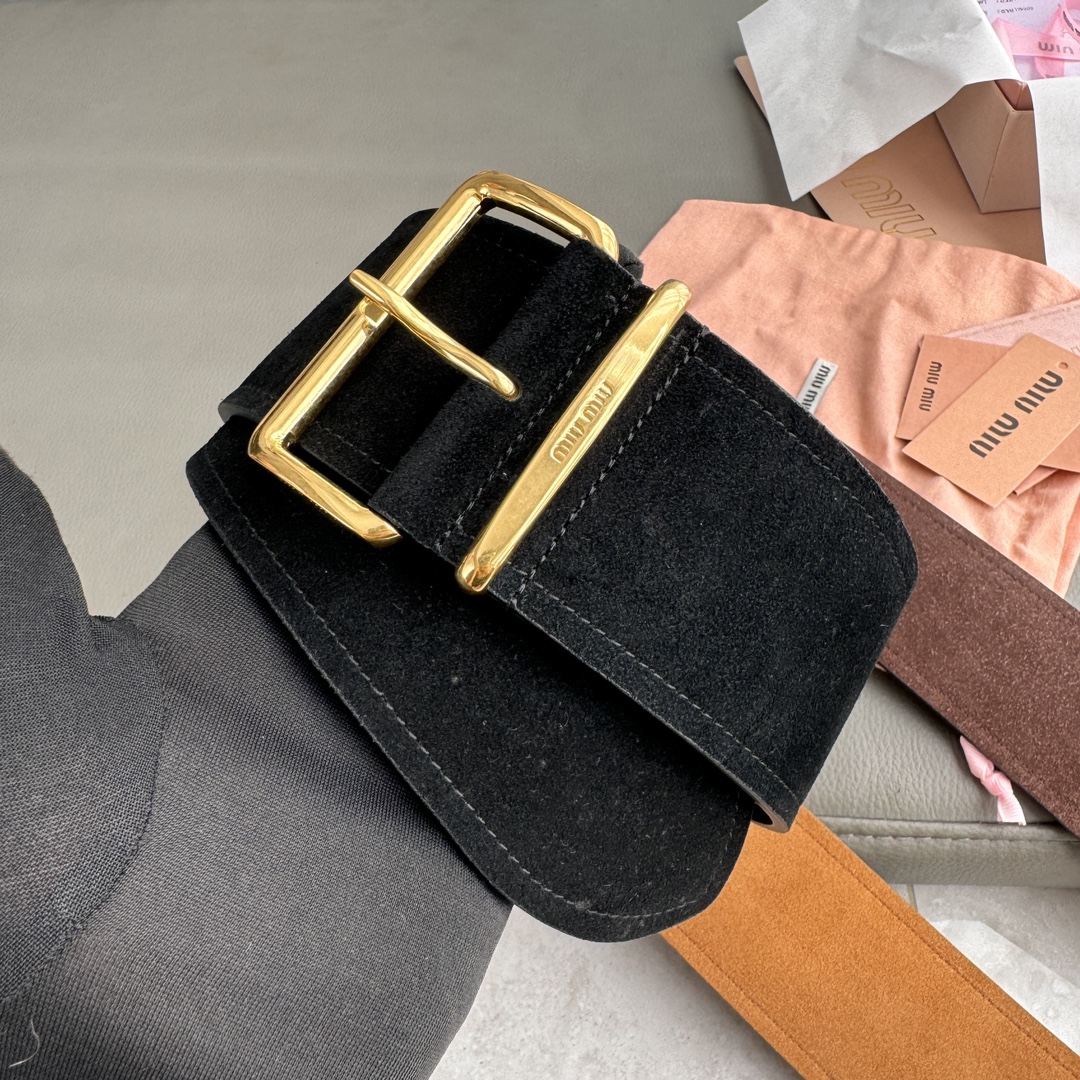 Miu Miu 宽 2.4cm · 代购级 谬谬 miumiu 24 金属搭扣 腰带环饰有激光雕刻徽标 这款皮革腰带设计简约而优雅