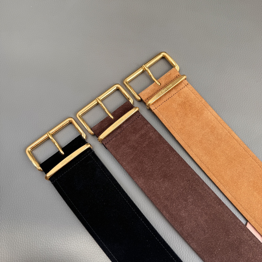 Miu Miu 宽 2.4cm · 代购级 谬谬 miumiu 24 金属搭扣 腰带环饰有激光雕刻徽标 这款皮革腰带设计简约而优雅
