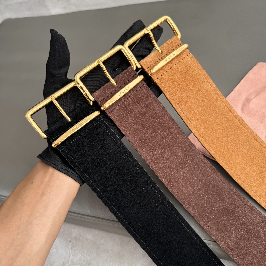 Miu Miu 宽 2.4cm · 代购级 谬谬 miumiu 24 金属搭扣 腰带环饰有激光雕刻徽标 这款皮革腰带设计简约而优雅