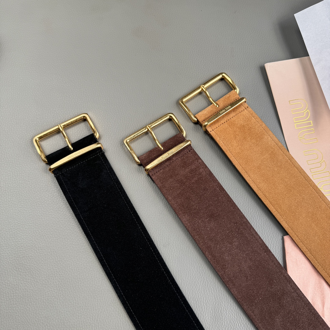 Miu Miu 宽 2.4cm · 代购级 谬谬 miumiu 24 金属搭扣 腰带环饰有激光雕刻徽标 这款皮革腰带设计简约而优雅