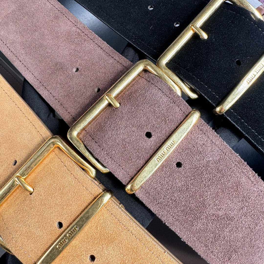Miu Miu 宽 2.4cm · 代购级 谬谬 miumiu 24 金属搭扣 腰带环饰有激光雕刻徽标 这款皮革腰带设计简约而优雅