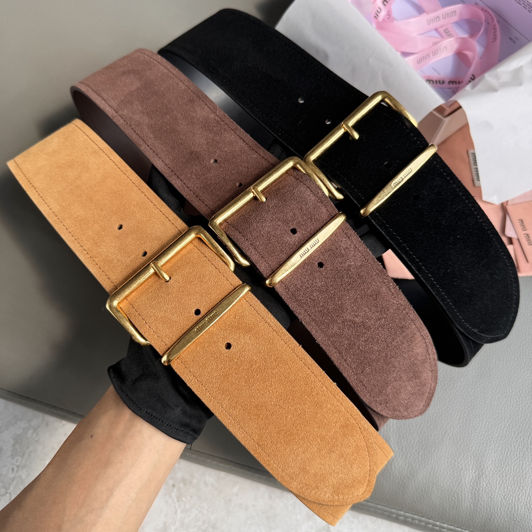 Miu Miu 宽 2.4cm · 代购级 谬谬 miumiu 24 金属搭扣 腰带环饰有激光雕刻徽标 这款皮革腰带设计简约而优雅