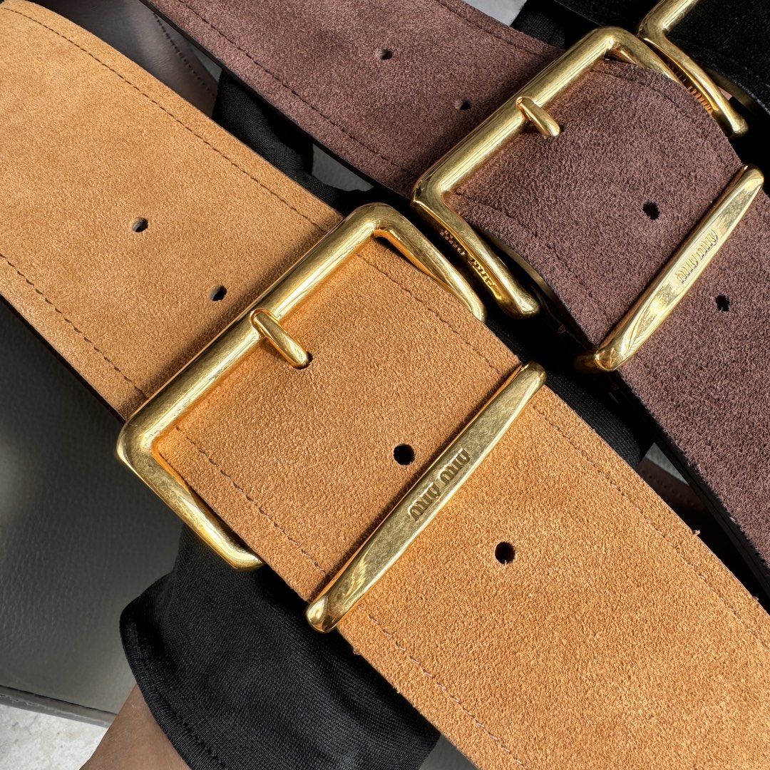 Miu Miu 宽 2.4cm · 代购级 谬谬 miumiu 24 金属搭扣 腰带环饰有激光雕刻徽标 这款皮革腰带设计简约而优雅