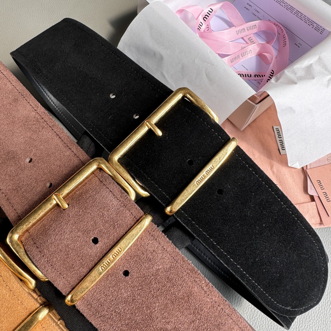 Miu Miu 宽 2.4cm · 代购级 谬谬 miumiu 24 金属搭扣 腰带环饰有激光雕刻徽标 这款皮革腰带设计简约而优雅