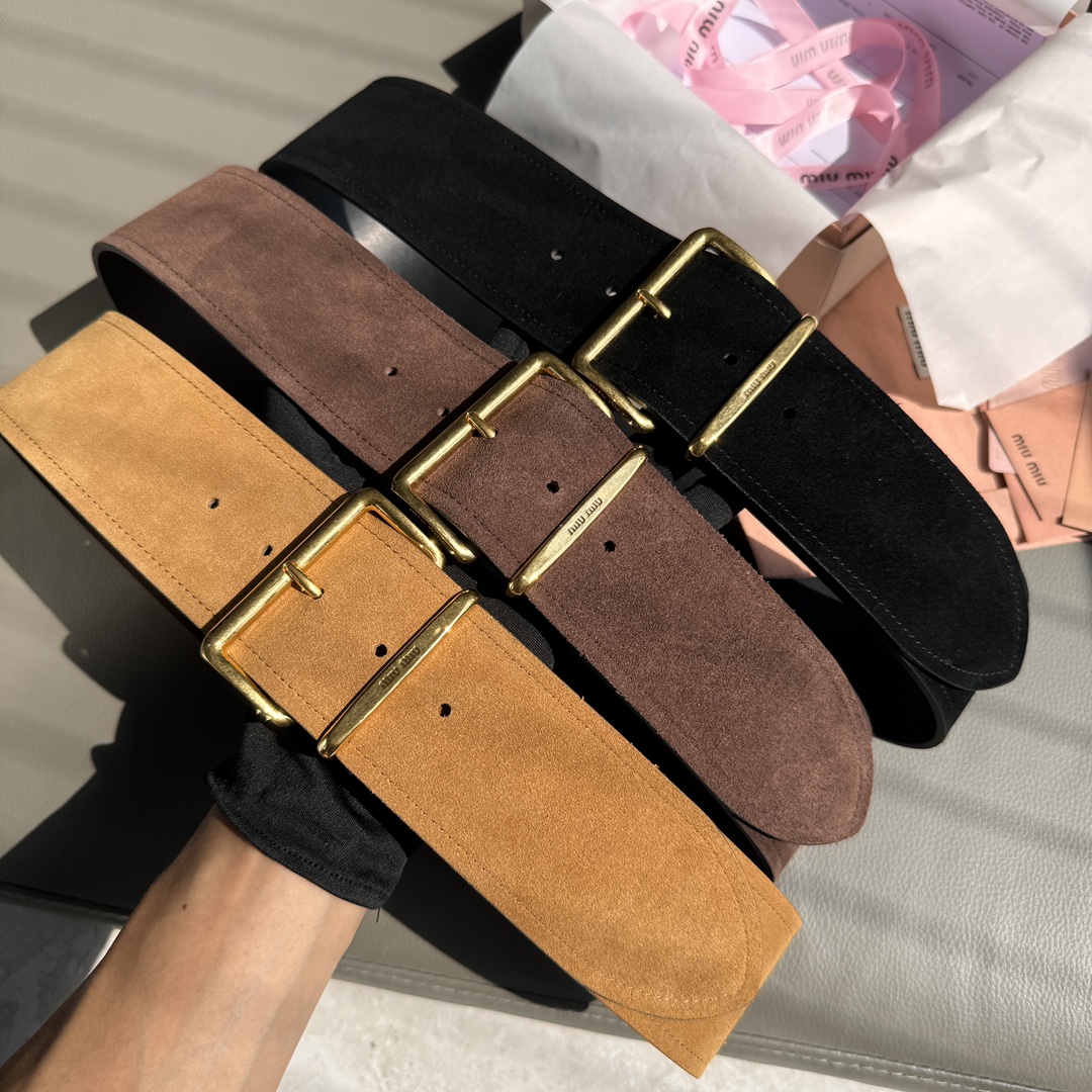 Miu Miu 宽 2.4cm · 代购级 谬谬 miumiu 24 金属搭扣 腰带环饰有激光雕刻徽标 这款皮革腰带设计简约而优雅