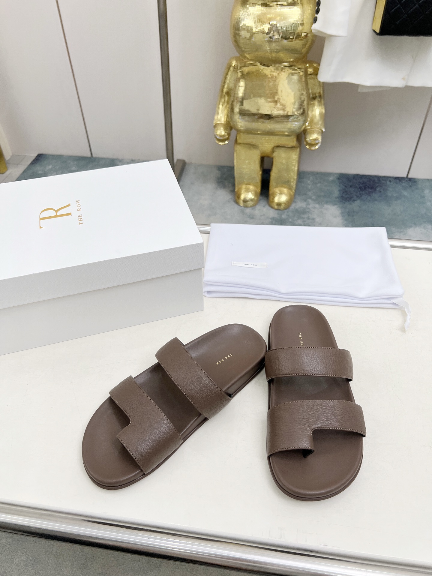 NO:411546,Top version The row 25ss Spring and summer new simple wrinkle face simple flat sole foot-clip slippers!  Therow's usual minimalist style, clean and neat layout design, no decoration, only the design is the highlight, highlighting temperament and personality!  The upper is made of imported soft cowhide, soft, comfortable and soft, original rubber outsole combination, high-end texture!  Number of code #35-40 (40 custom made without return) Price, split-toe shoes, slippers, cowhide19860909顶级版本 The row 25ss 春夏新款简易皱面简易平底 夹脚拖鞋！ Therow一贯的极简风格 干净利落的版面设计 没有任何装饰 仅以设计为亮点 凸显气质和彰显个性！ 鞋面采用进口绵软牛皮 柔软舒适柔软 大底原版橡胶大底组合 高档质感！ 码数#35-40（40定做不退换） 价格,分趾鞋,slippers,cowhide,Women's Shoes