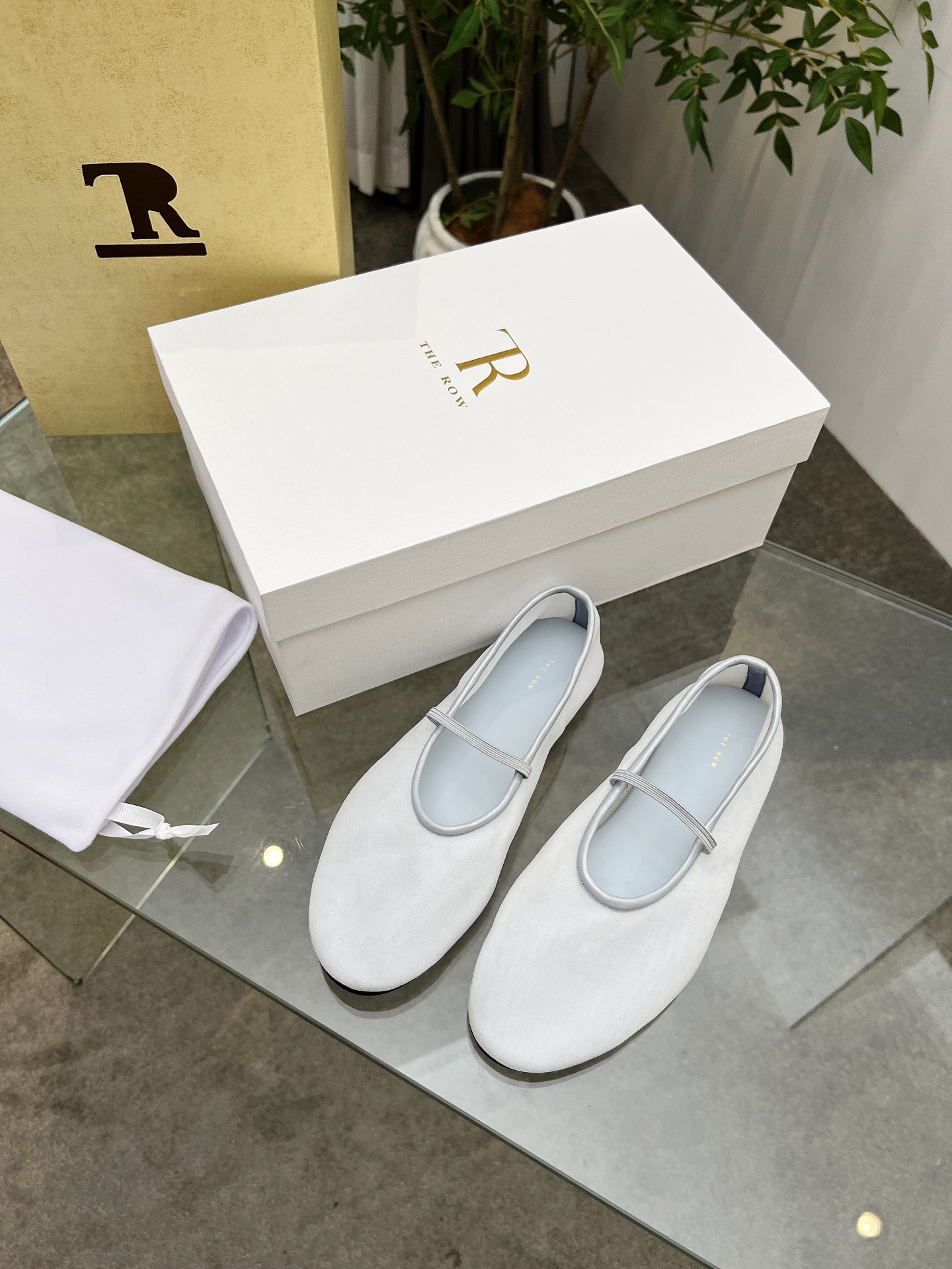 NO:407948,High-quality production The row2025 new niche French mesh women's shoes, super breathable flat shoes, this pair is simply the dream shoes of the year. The must-enter high-end feeling of the year is emitted from the inside out. Must-in-one fabric mesh, footbed sheepskin, sole dripping sole Size35-40 (40 customization, no return or replacement), single shoes, flats, sheepskin19860909高品质出品 The row2025新款小众法式网纱女鞋,超级透气的一双平底鞋,这双简直就是年度梦中情鞋 年度必入高级感从里到外散发了 一定要入 面料网纱 垫脚羊皮 鞋底滴胶鞋底 Size35-40（40定制不退不换）,单鞋,flats,sheepskin,Women's Shoes