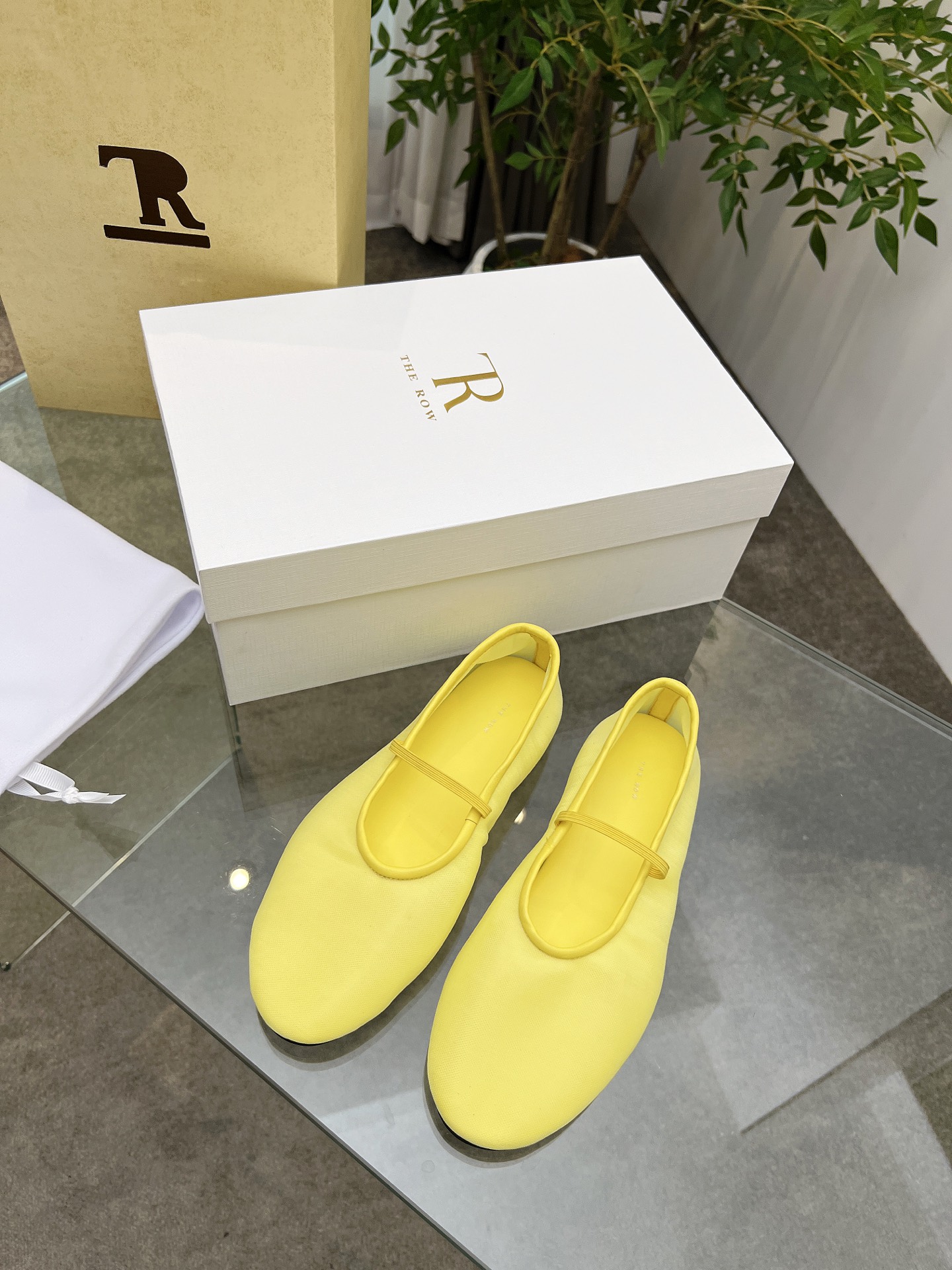 NO:411534,Top version The niche trendy brand The ro*25 spring and summer new flat single shoes dancing shoes grandma shoes!  I rarely see a dancing shoe that is so delicate and has a strong tolerance for the feet. It embodies the foot shape properly without losing its unique charm. It is convenient to wear on the feet, and is very comfortable, and has no problems with daily wear. It is super versatile!  The upper is made of imported mesh, inner sheepskin, footbed sheepskin, original open molded rubber sole, Size: 35-41 (40 41 custom made, no return or exchange) With original packaging Price, single shoes, sheepskin19860909顶级版本 小众潮牌The ro*25春夏新款平底单鞋跳舞鞋奶奶鞋！很少会看到一款跳舞鞋会做到这么精细、而且对脚的包容性特别强,把脚型修饰得妥妥的,又不失独特韵味,上脚方便便捷,且非常舒适、日常穿都没有问题的、超级百搭！ 鞋面采用进口网纱 内里羊皮 垫脚羊皮 大底原版开模橡胶大底 码数:35-41（40 41订做不退换） 配原版包装 价格,单鞋,sheepskin,Women's Shoes