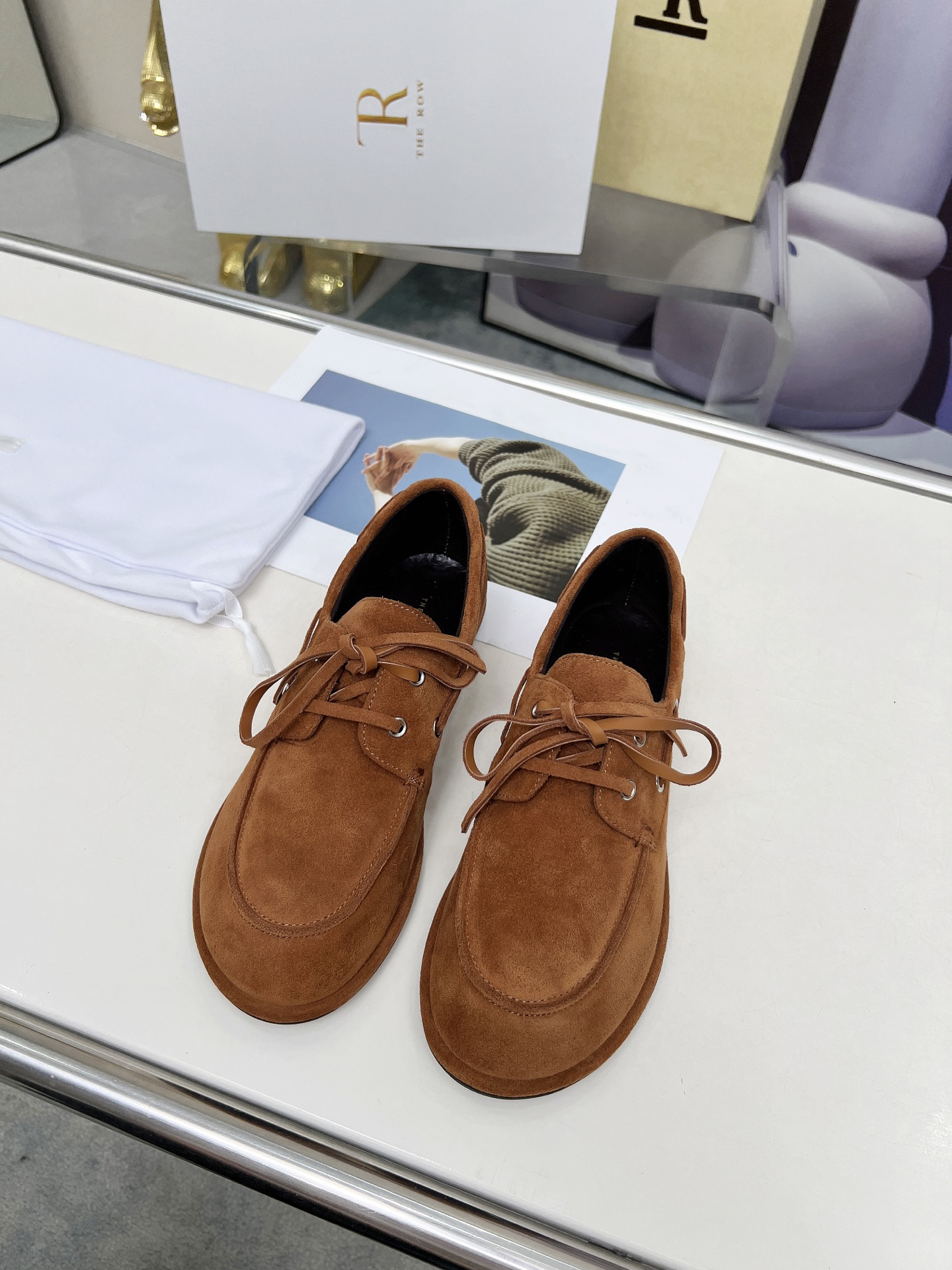 NO:407951,High-quality The row's new neutral retro simple loafer straps!  Square toe design ensures comfort for long-term wear. Whether it is matched with casual wear or formal occasions, it can add a touch of elegance and chic to your look. It brings you a fashionable sweetness. Whether it is walking or partying, it is your perfect partner. Upper Niujing footbed sheepskin outsole rubber outsole Size: 35-40 (40 custom made without return and exchange) With original packaging, loafers, loafers, sheepskin19860909高品质 The row新品中性复古简约乐福鞋绑带单鞋！ 方头设计确保长时间穿着的舒适性,无论是搭配休闲装还是正式场合,它都能为你的造型增添一丝优雅与别致.为你带来时尚的甜美感.无论是步行还是聚会,它都是你的完美搭档. 鞋面牛京 垫脚羊皮 大底橡胶大底 码数:35-40（40定做不退换） 配原版包装,乐福鞋,loafers,sheepskin,Women's Shoes