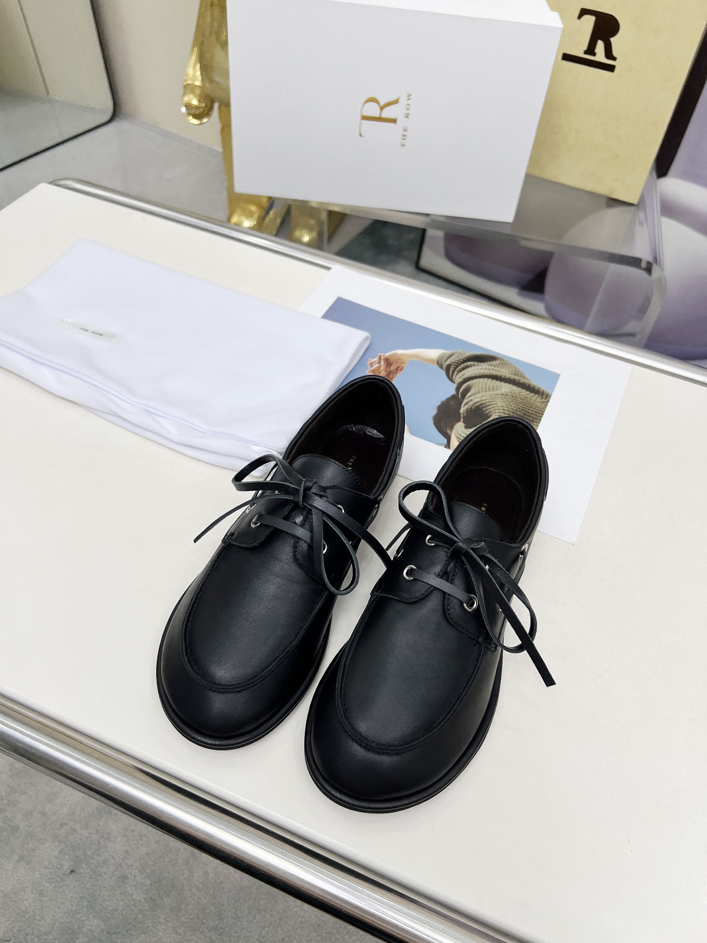 NO:407954,High-quality The row's new neutral retro simple loafer straps!  Square toe design ensures comfort for long-term wear. Whether it is matched with casual wear or formal occasions, it can add a touch of elegance and chic to your look. It brings you a fashionable sweetness. Whether it is walking or partying, it is your perfect partner. Upper cowhide, footbed sheepskin, outsole rubber outsole Size: 35-40 (40 custom made without return) With original packaging, loafers, loafers, cowhide, sheepskin19860909高品质 The row新品中性复古简约乐福鞋绑带单鞋！ 方头设计确保长时间穿着的舒适性,无论是搭配休闲装还是正式场合,它都能为你的造型增添一丝优雅与别致.为你带来时尚的甜美感.无论是步行还是聚会,它都是你的完美搭档. 鞋面牛皮 垫脚羊皮 大底橡胶大底 码数:35-40（40定做不退换） 配原版包装,乐福鞋,loafers,cowhide,sheepskin,Women's Shoes