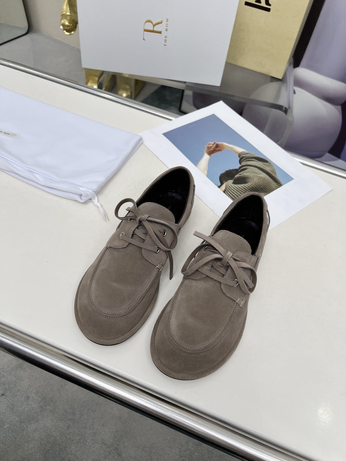 NO:407957,High-quality The row's new neutral retro simple loafer straps!  Square toe design ensures comfort for long-term wear. Whether it is matched with casual wear or formal occasions, it can add a touch of elegance and chic to your look. It brings you a fashionable sweetness. Whether it is walking or partying, it is your perfect partner. Upper Niujing footbed sheepskin outsole rubber outsole Size: 35-40 (40 custom made without return and exchange) With original packaging, loafers, loafers, sheepskin19860909高品质 The row新品中性复古简约乐福鞋绑带单鞋！ 方头设计确保长时间穿着的舒适性,无论是搭配休闲装还是正式场合,它都能为你的造型增添一丝优雅与别致.为你带来时尚的甜美感.无论是步行还是聚会,它都是你的完美搭档. 鞋面牛京 垫脚羊皮 大底橡胶大底 码数:35-40（40定做不退换） 配原版包装,乐福鞋,loafers,sheepskin,Women's Shoes