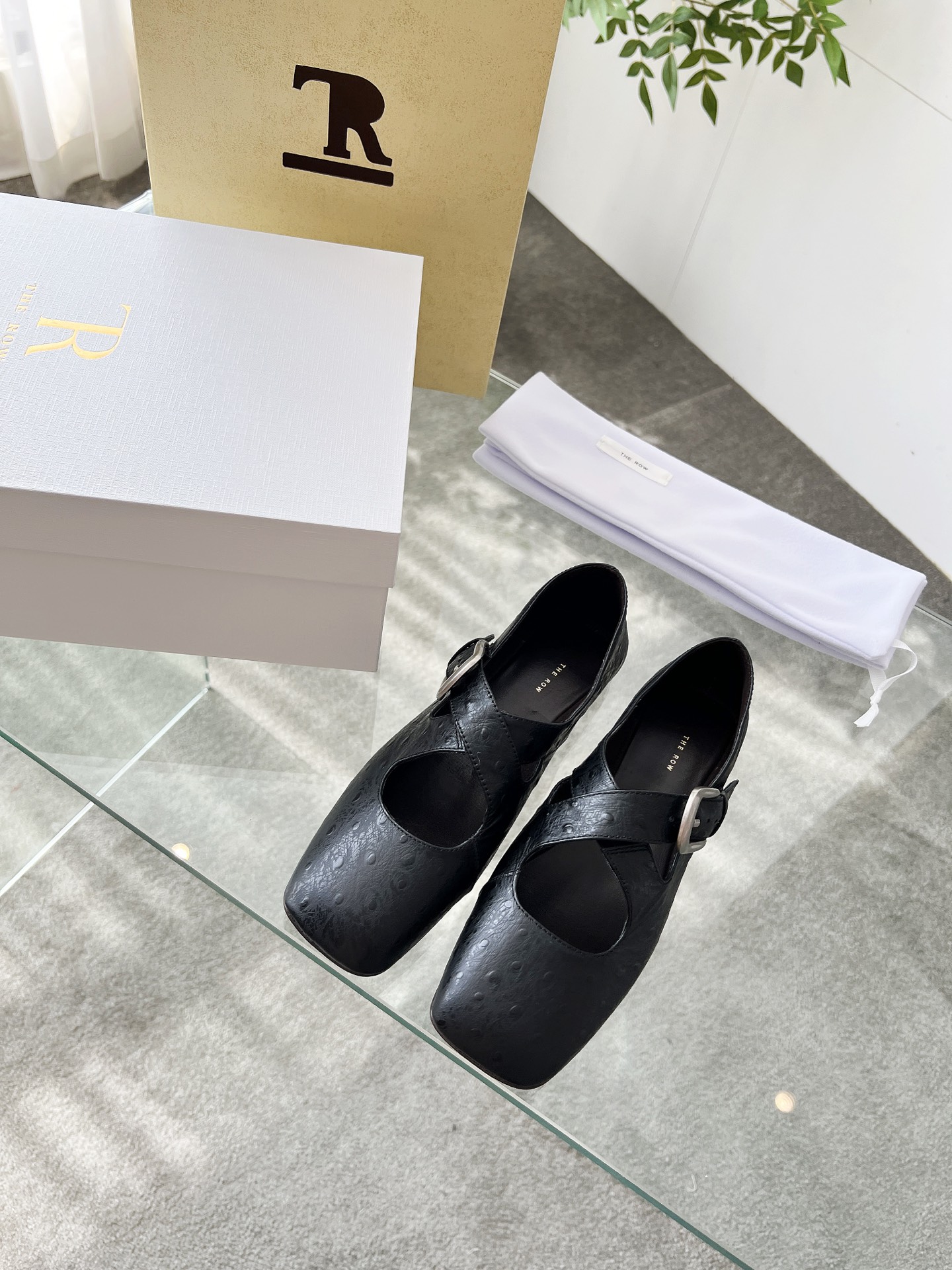 NO:407960,TheRow cross-sized shoes are simply the favorite of fashion experts. The new products of each season can firmly grasp everyone's attention. This shoe continues the brand's usual minimalist style, with a simple and elegant design, revealing an intellectual and elegant temperament, with smooth and tension, and can easily control it for daily travel or special occasions, allowing you to instantly transform into a goddess of temperament. The square head design is really irresistible. It is clean and neat and fully open, not only can perfectly modify the shape of the feet, but also has a retro and elegant charm, which makes people fall in love with it at a glance. Ostrich-patterned cowhide foot-pad sheepskin soles Italian leather outsole size 35-39 (40 custom-made, no return or replacement), loafers, cowhide, sheepskin, Leather soles19860909TheRow乐福鞋交叉单鞋 简直是时尚达人们的心头好,每一季的新品都能牢牢抓住大家的眼球.这款鞋延续了品牌一贯的极简风格,设计简洁大气,透露出一种知性优雅的气质,线条流畅而富有张力,无论是日常出行还是特殊场合,都能轻松驾驭,让你瞬间变身气质女神. 方头设计,那真的是让人无法抗拒.它干净利落,气场全开,不仅能完美修饰脚型,还自带一种复古优雅的韵味,让人一眼就爱上. 鞋面鸵鸟纹牛皮 垫脚羊皮 鞋底意大利真皮大底 尺码35-39(40定制不退不换),乐福鞋,loafers,cowhide,sheepskin,Leather soles,Women's Shoes