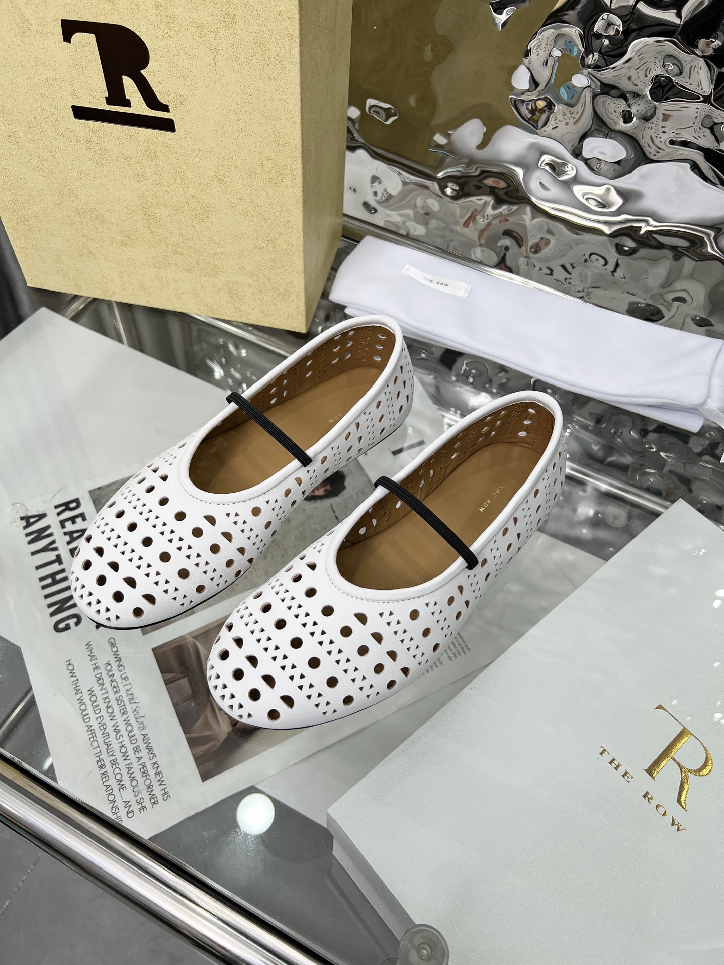 NO:411522,Top version Niche trendy brand The ro*25 spring and summer new hollow breathable Mary Jane flat shoes dancing shoes grandma shoes!  I rarely see a dancing shoe that is so delicate and has a strong tolerance for the feet. It embodies the foot shape properly without losing its unique charm. It is convenient to wear on the feet, and is very comfortable, and has no problems with daily wear. It is super versatile!  The upper is made of imported calfskin, inner sheepskin, footbed sheepskin, original open molded rubber outsole. Size: 35-41 (40 41 custom made without return) with original packaging Price, single shoes, mary jane, cowhide, sheepskin19860909顶级版本 小众潮牌The ro*25春夏新款镂空透气玛丽珍平底单鞋跳舞鞋奶奶鞋！很少会看到一款跳舞鞋会做到这么精细、而且对脚的包容性特别强,把脚型修饰得妥妥的,又不失独特韵味,上脚方便便捷,且非常舒适、日常穿都没有问题的、超级百搭！ 鞋面采用进口小牛皮 内里羊皮 垫脚羊皮 大底原版开模橡胶大底 码数:35-41（40 41订做不退换） 配原版包装 价格,单鞋,mary jane,cowhide,sheepskin,Women's Shoes