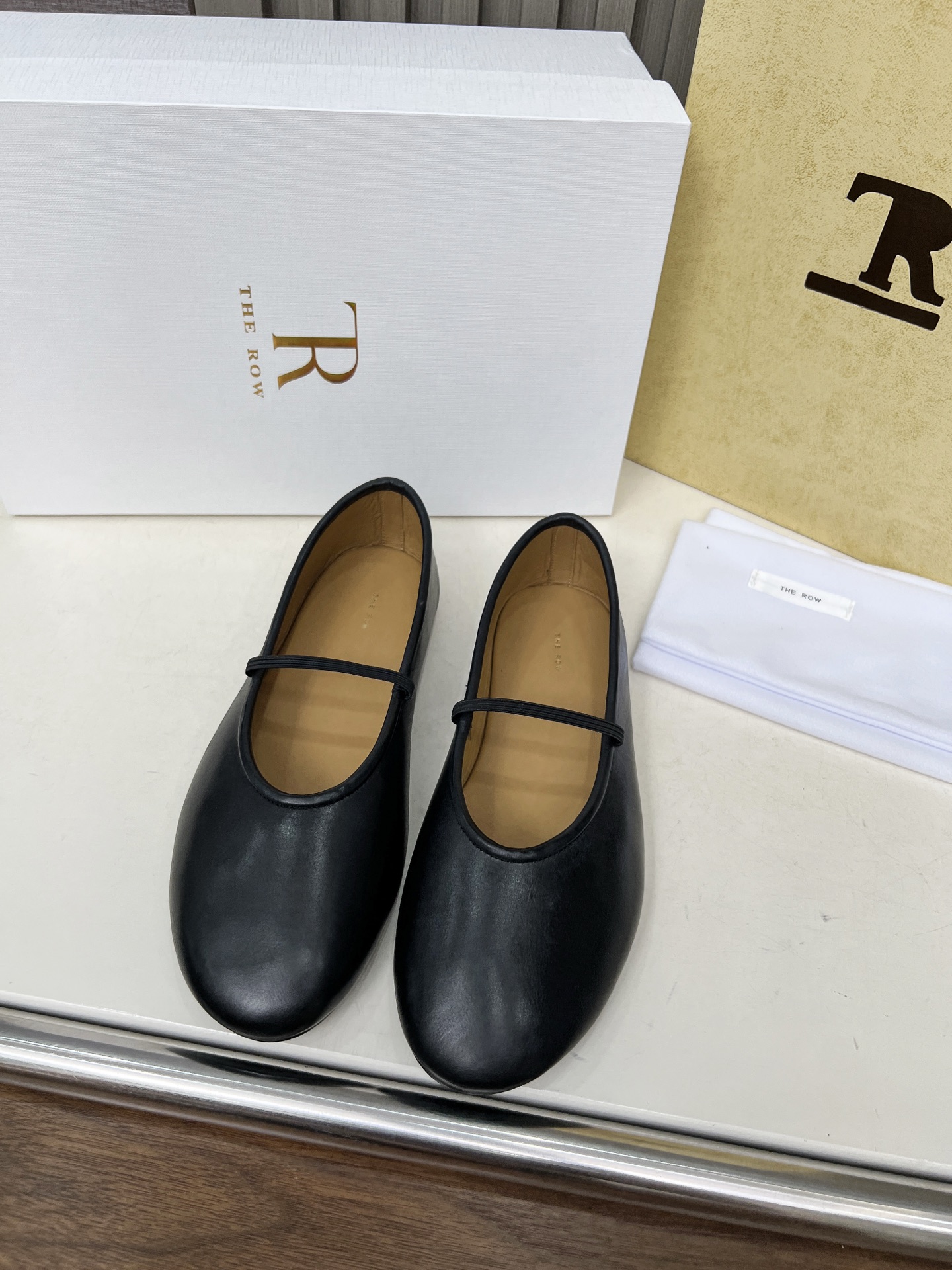 NO:411516,Top version The niche trendy brand The ro*25 spring and summer new flat single shoes dancing shoes grandma shoes!  I rarely see a dancing shoe that is so delicate and has a strong tolerance for the feet. It embodies the foot shape properly without losing its unique charm. It is convenient to wear on the feet, and is very comfortable, and has no problems with daily wear. It is super versatile!  The upper is made of retro polished cowhide, inner cowhide, footbed cowhide, original molded rubber sole, Size: 35-41 (40 41 custom made, no return or exchange) With original packaging Price, single shoes, cowhide19860909顶级版本 小众潮牌The ro*25春夏新款平底单鞋跳舞鞋奶奶鞋！很少会看到一款跳舞鞋会做到这么精细、而且对脚的包容性特别强,把脚型修饰得妥妥的,又不失独特韵味,上脚方便便捷,且非常舒适、日常穿都没有问题的、超级百搭！ 鞋面采用复古擦色牛皮 内里牛皮 垫脚牛皮 大底原版开模橡胶大底 码数:35-41（40 41订做不退换） 配原版包装 价格,单鞋,cowhide,Women's Shoes