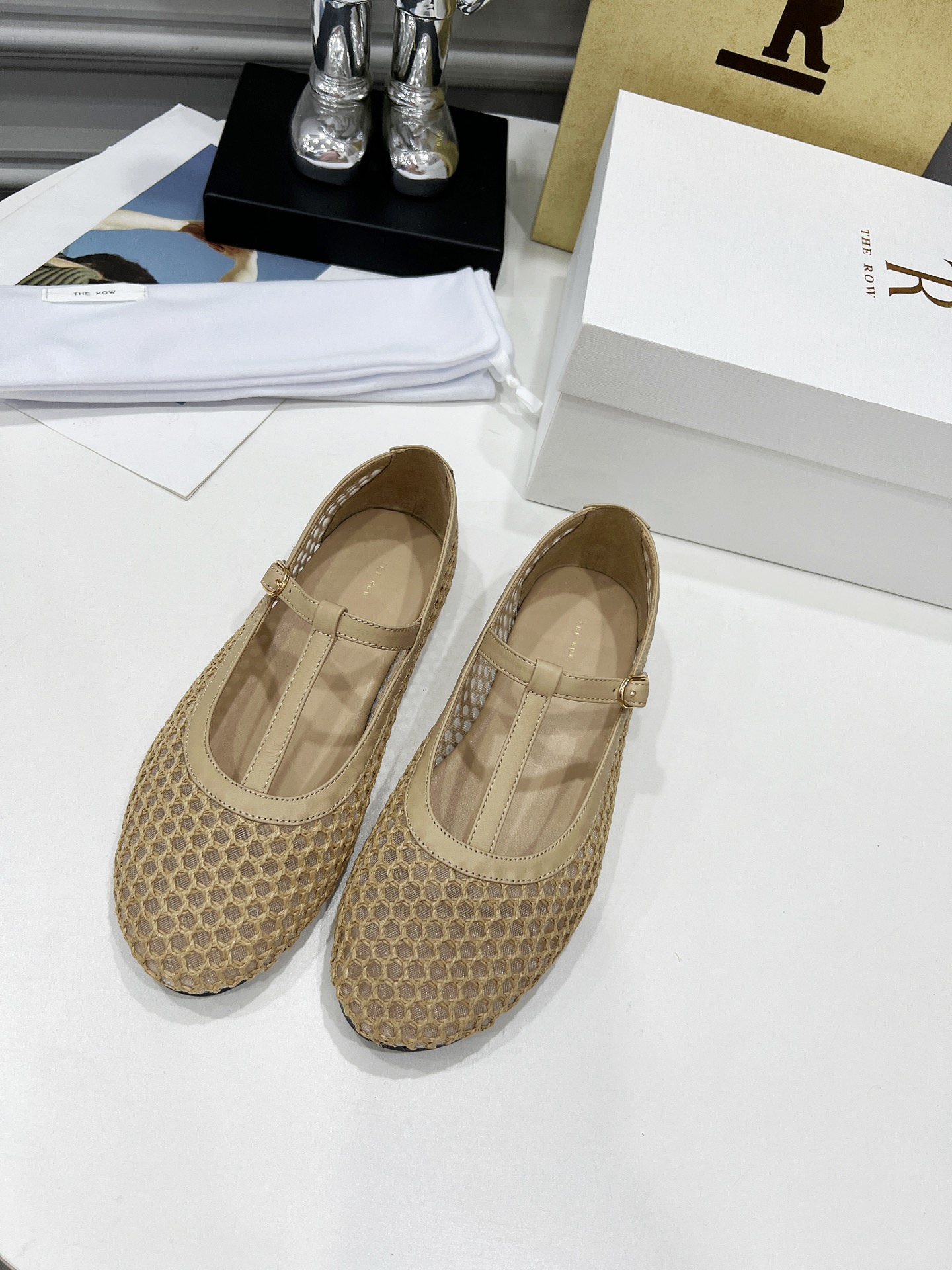 NO:411540,Top version The niche trendy brand The ro*25 spring and summer new mesh breathable Mary Jane flat shoes dancing shoes grandma shoes!  TR is always at the forefront of fashion. The simpler it looks, the more the material it pays attention to. Although it is niche, it is very high-end. There is no large design but small details everywhere. The round-toed shoe shape does not look stupid and gives more possibilities for wear. The mesh design is breathable and not stuffy. It rarely sees a dancing shoe that is so fine and has a strong tolerance for the feet. It is well decorated with the foot shape without losing its unique charm. It is convenient and convenient to wear, and is very comfortable. It has no problems with daily wear. It is super versatile!  The upper is made of imported calfskin + mesh, inner sheepskin, footbed sheepskin, original molded rubber sole, size: 35-40 (40 custom made, no return or exchange) with original packaging Price, single shoes, mary jane, cowhide, sheepskin19860909顶级版本 小众潮牌The ro*25春夏新款网面透气玛丽珍平底单鞋跳舞鞋奶奶鞋！TR 总是走在时尚去最前沿,看着简单越是极简,越讲究材料、它虽然小众但是很高级,没有大设计但处处都是小细节,圆头鞋型不显憨笨赋予更多穿搭可能性,网面设计透气性贼好不闷脚,很少会看到一款跳舞鞋会做到这么精细、而且对脚的包容性特别强,把脚型修饰得妥妥的,又不失独特韵味,上脚方便便捷,且非常舒适、日常穿都没有问题的、超级百搭！ 鞋面采用进口小牛皮+网面 内里羊皮 垫脚羊皮 大底原版开模橡胶大底 码数:35-40（40订做不退换） 配原版包装 价格,单鞋,mary jane,cowhide,sheepskin,Women's Shoes