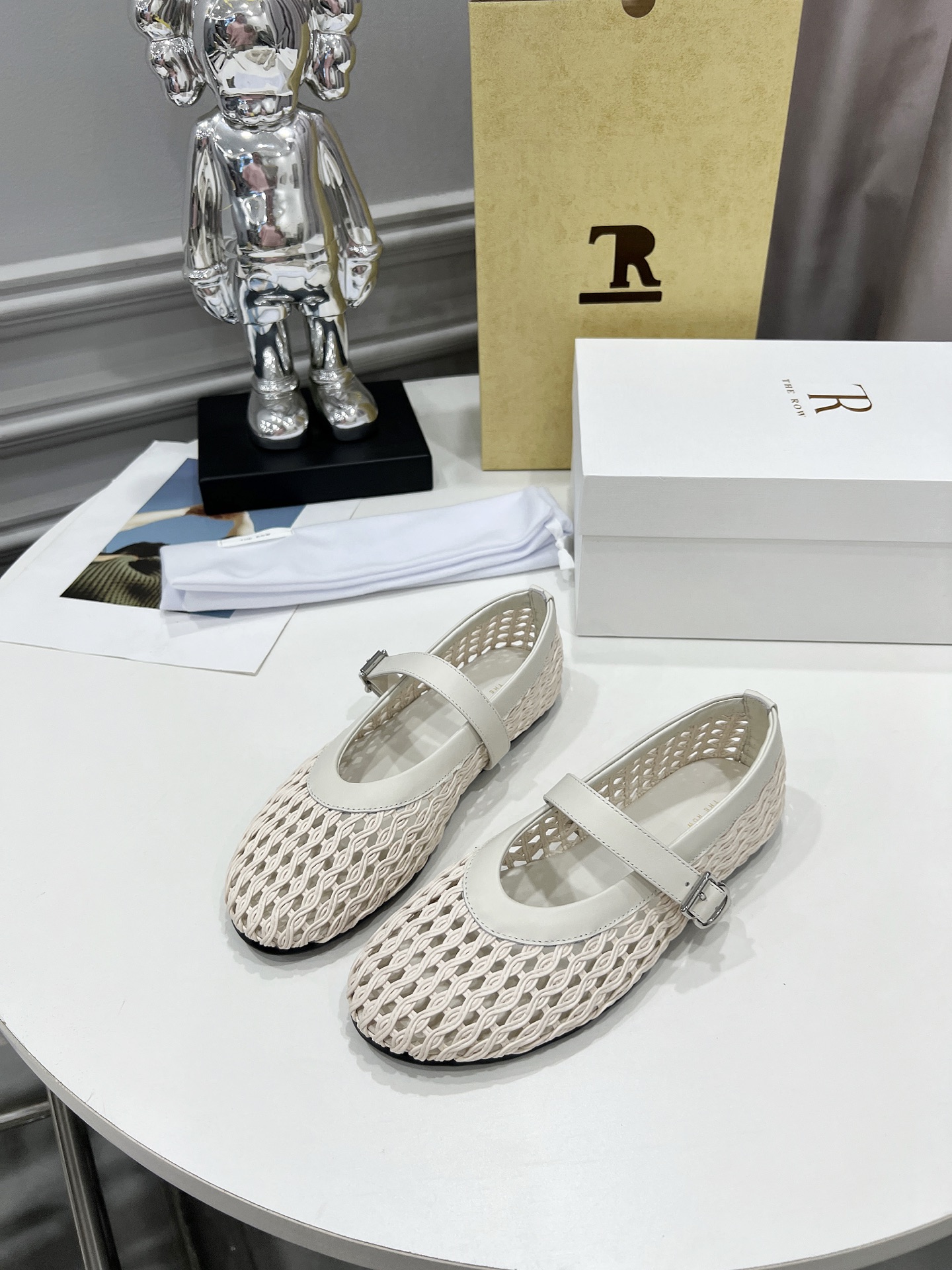 NO:407963,High-quality niche trendy brand The ro*25 spring and summer new mesh breathable Mary Jane flat shoes dancing shoes grandma shoes!  TR is always at the forefront of fashion. The simpler it looks, the more the material it pays attention to. Although it is niche, it is very high-end. There is no large design but small details everywhere. The round-toed shoe shape does not look stupid and gives more possibilities for wear. The mesh design is breathable and not stuffy. It rarely sees a dancing shoe that is so fine and has a strong tolerance for the feet. It is well decorated with the foot shape without losing its unique charm. It is convenient and convenient to wear, and is very comfortable. It has no problems with daily wear. It is super versatile!  The upper is made of imported calfskin + mesh, inner sheepskin, footbed sheepskin, original open molded rubber sole, Size: 35-40 (40 custom made without return) With original packaging, single shoes, mary jane, cowhide, sheepskin19860909高品质 小众潮牌The ro*25春夏新款网面透气玛丽珍平底单鞋跳舞鞋奶奶鞋！TR 总是走在时尚去最前沿,看着简单越是极简,越讲究材料、它虽然小众但是很高级,没有大设计但处处都是小细节,圆头鞋型不显憨笨赋予更多穿搭可能性,网面设计透气性贼好不闷脚,很少会看到一款跳舞鞋会做到这么精细、而且对脚的包容性特别强,把脚型修饰得妥妥的,又不失独特韵味,上脚方便便捷,且非常舒适、日常穿都没有问题的、超级百搭！ 鞋面采用进口小牛皮+网面 内里羊皮 垫脚羊皮 大底原版开模橡胶大底 码数:35-40（40订做不退换） 配原版包装,单鞋,mary jane,cowhide,sheepskin,Women's Shoes