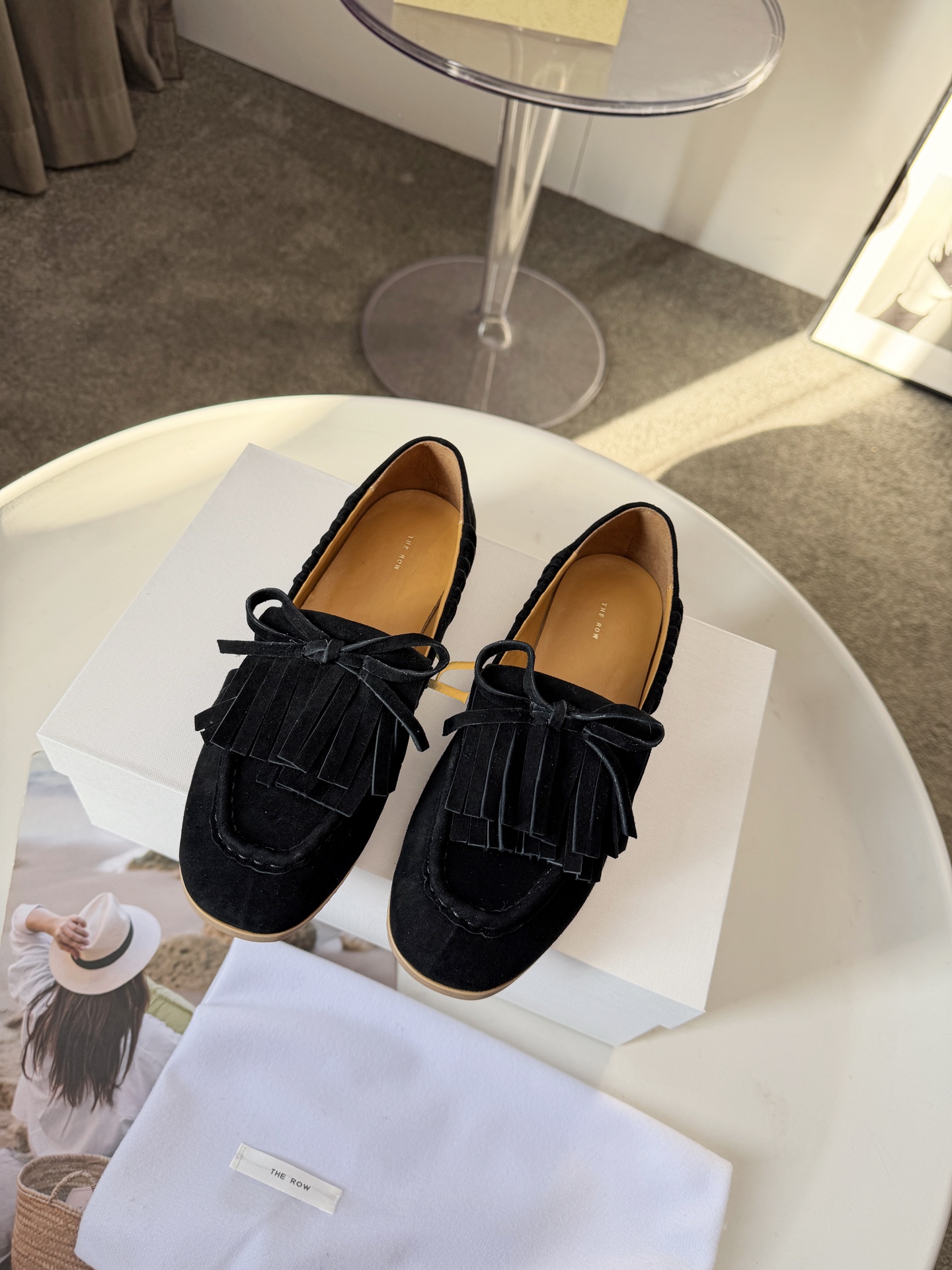 NO:679623,The Row bow-tie tassel slip-on loafers fell in love with them when I first saw them. They look inconspicuous but make people fall in love with them the more they look at them. They are simple and high-end, with a bit of retro flavor and they look great with any combination!  All the major Internet celebrity bloggers are wearing it. It looks so good on the feet. The whole shoe is very soft and easy to wear without rubbing the feet. It has become a classic and practical single shoe. It can also be used as a slipper and can be used as a pair of slippers. The upper is imported from Yangjing. The inner lining is cowhide. The rubber molded non-slip outsole size 35-39 (40 non-refundable). Comes with a full set of packaging, loafers, loafers, slippers, cowhide, sheep.19860909The Row蝴蝶结流苏一脚蹬乐福鞋 第一眼看到这个鞋子就爱上了,看着不起眼但却让人越看越喜欢,简单又高级,带点复古味随意搭配都好看！各大网红博主都在穿它,上脚起来实在太好看了,整个鞋子非常非常柔软,好穿不磨脚.以成为经典又实用的一款单鞋还可以踩跟当拖鞋一鞋两用一举两得 鞋面进口羊京 内里垫脚牛皮 大底橡胶开模防滑大底 size35-39（40不退换） 配全套包装,乐福鞋,loafers,slippers,cowhide,sheep,Women's Shoes