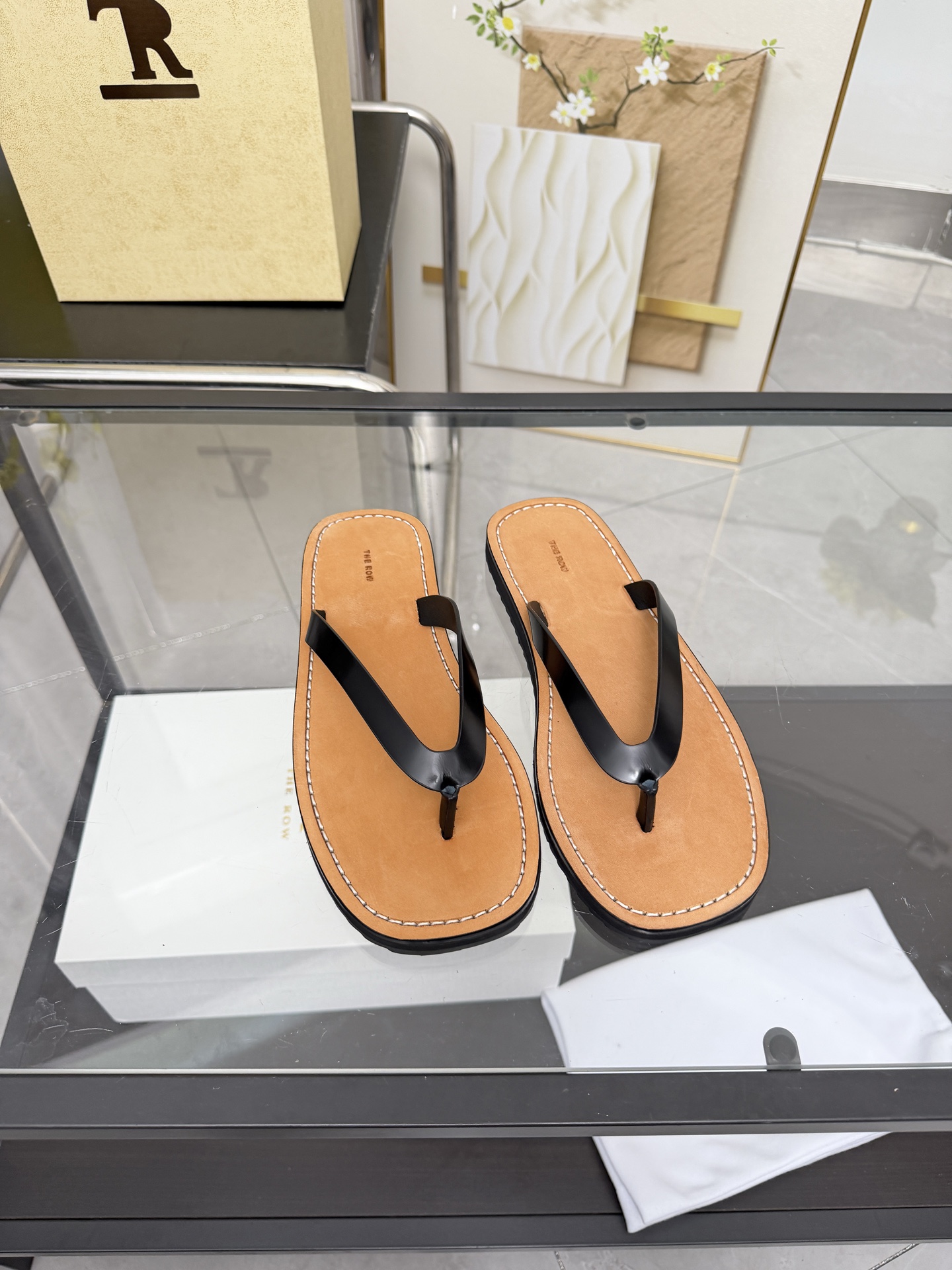 NO:789771,The Row's latest thin-strap leather midsole flip-flops, spring and summer new niche minimalist genuine leather flip-flops, original quality version, ZP level, the highest version on the market!  When you buy ZP, we will always make the goods. Anyone who knows the goods will know the quality of our products. If there is no YB, we will not make the goods!  The entire pair of shoes, from leather, soles, auxiliary material packaging, to pattern and last shape, are absolutely loyal to YB, absolutely the top version!  You get what you pay for, never cut corners~ This wide-band flip-flop slipper is simple in style and made of polished cowhide. The classic flip-flop design is simple and elegant, suitable for various occasions. The polished cowhide on the inner foot pad is finely processed, soft and durable, so that you can feel the top touch and comfort when wearing it. The original abrasive sole allows you to feel excellent comfort and high quality. Whether you pursue fashion trends or pay attention to comfort and quality, this flip-flop will be your best choice!  Rubber upper, lining/foot pads, rubbed cowhide, outsole, original molded outsole, size 35-40#, split-toe shoes, slippers, cowhide19860909The Row 最新细带皮中底人字拖 春夏新款小众极简真皮人字拖原单品质版,ZP级别,市面上最高版本！购入ZP一致做货,懂货的都知道我家的品质,无YB不做货！整双鞋子从皮料、鞋底、辅料包装,格位楦型,都绝对做到忠于YB,绝对顶级版！一分钱一分货,绝不偷工减料~ 这款宽带子人字拖拖鞋风格简约,采用擦色牛皮精制而成,经典人字拖设计简洁大方,适用于各种场合.内里垫脚擦色牛皮经过精细处理,柔软耐穿,使您穿着时感受到顶级的触感和舒适度.原版磨具鞋底让您感受卓越的舒适性和高品质.无论追求时尚潮流,还是注重舒适品质,这款人字拖都会是您的不二选择！ 鞋面橡胶 内里/垫脚擦色牛皮 大底原版磨具成型大底 尺码35-40#,分趾鞋,slippers,cowhide,Women's Shoes