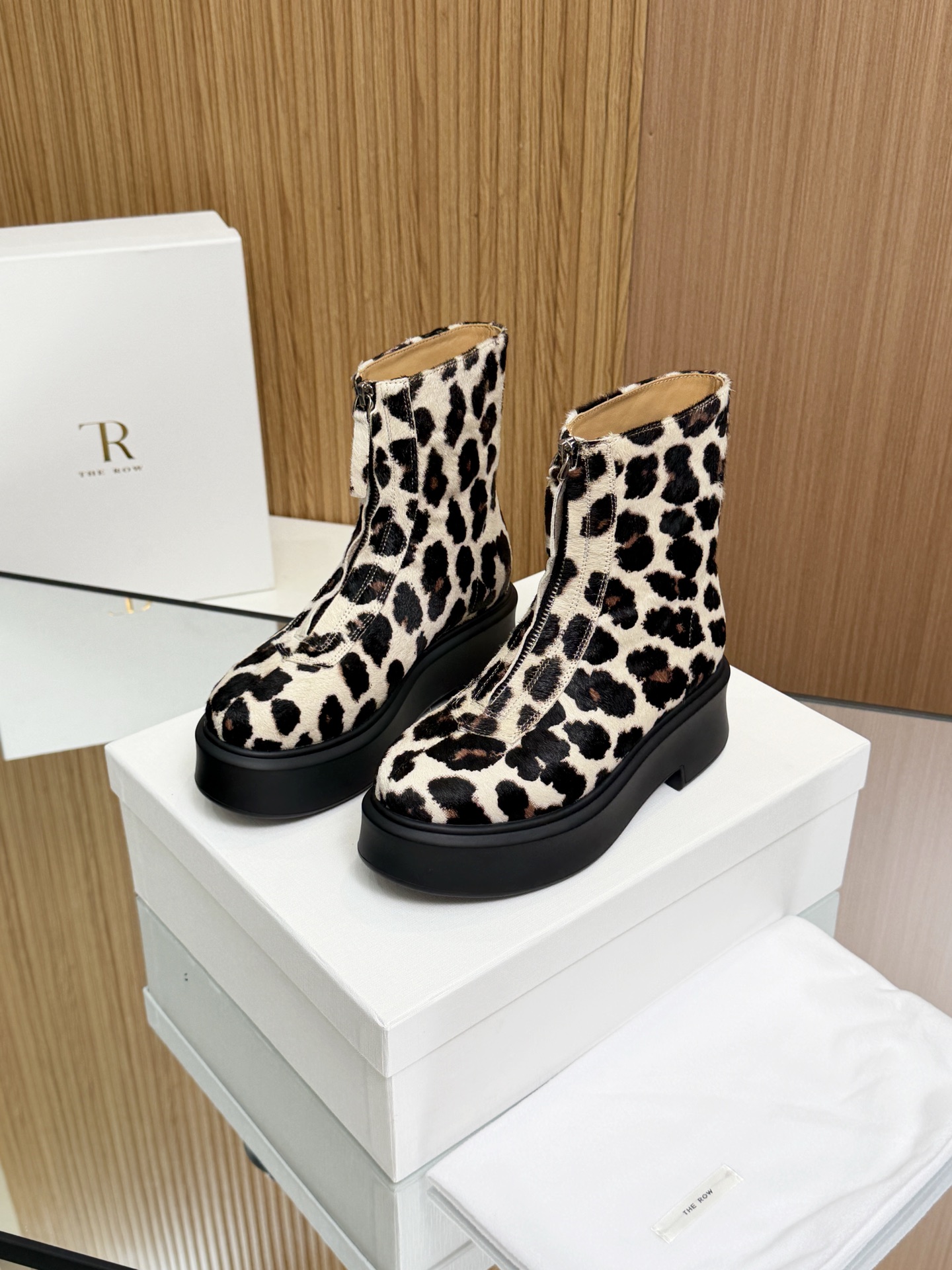 NO:957478,High quality The row autumn and winter classic front zipper thick-soled short boots. The classic TheRow zipper design is simple and fashionable. It makes your legs look longer when you put it on. You are right to choose it!  **Look slim and have aura, go with everything with skirts and pants, autumn and winter boots must have TheRow, the usage rate is very high~ Boots were once a hard-to-find item in autumn and winter, major bloggers Amway, whether it is clothes, bags or shoes, they are the most attractive, it is no exaggeration to say that they will never go out of style. These military-style boots look particularly good when matched with tailoring suits or maxi dresses. Their versatility should not be underestimated. The zipper design is easy to put on and take off, and adds a sense of coolness!  Fabric: Yangjing cowhide lining, foot cowhide, outsole, ultra-light PU foam outsole, size 35-39 (40 non-returnable) original box packaging, boots, boots, skirts, business suit, cowhide, sheep19860909高品质 The row秋冬经典前拉链厚底短靴 经典之作TheRow拉链设计简约又时髦,上脚起来特显腿长,选它没错！**显瘦有气场,裙子裤子无所不搭,秋冬靴子它必须拥有TheRow使用率超高~ 秋冬季曾是一靴难求的单品,各大博主安利 无论是衣服包包鞋子都是最耐看的,不夸张说一句永不过时.这款军装风靴子与精裁西装或超长连衣裙等服装搭配都格外好看,百搭实力不可小觑,拉链设计方便穿脱,又增添酷感！ 面料羊京 内里牛皮 垫脚牛皮 大底超轻PU发泡大底 码数35-39（40不退换）原盒包装,靴子,boots,skirts,business suit,cowhide,sheep,Women's Shoes