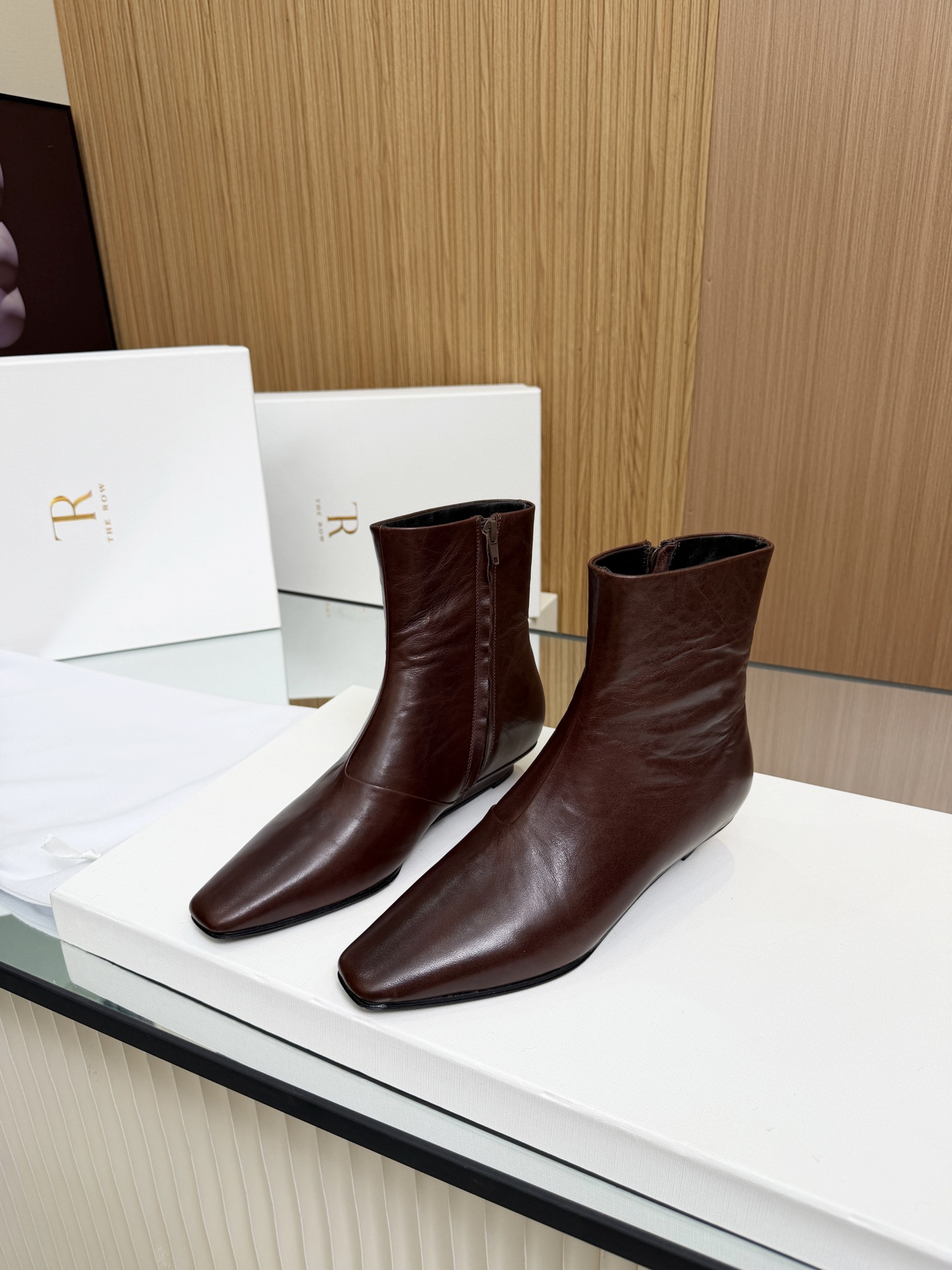 NO:957509,High-quality The row's new autumn and winter Chelsea short boots. The row has never lost in creating a sense of luxury. A pair of simple, capable, low-key and fashionable boots. There are no bright colors and complicated designs. The genuine leather heel has a 3cm small heel and a neat and fashionable square toe design. It can fully open up your aura and give you a full sense of luxury!  Upper with claw pattern washed cowhide, lining with sheepskin, insole with sheepskin, outsole, Italian leather outsole, size 35-39 (40 custom made, non-refundable), boots, boots, cowhide, sheepskin, Leather soles19860909高品质 The row 秋冬新款切尔西短靴 The row在打造高级感这点从来就没输过 一双简约干练 低调时髦的靴子 没有鲜艳的色彩和繁杂的设计 真皮包跟3cm的小跟和利落时髦的方头设计 就能气场全开,高级感十足！ 鞋面爪纹水洗牛皮 内里羊皮 鞋垫羊皮 大底意大利真皮大底 尺码35-39（40定做不退换）,靴子,boots,cowhide,sheepskin,Leather soles,Women's Shoes