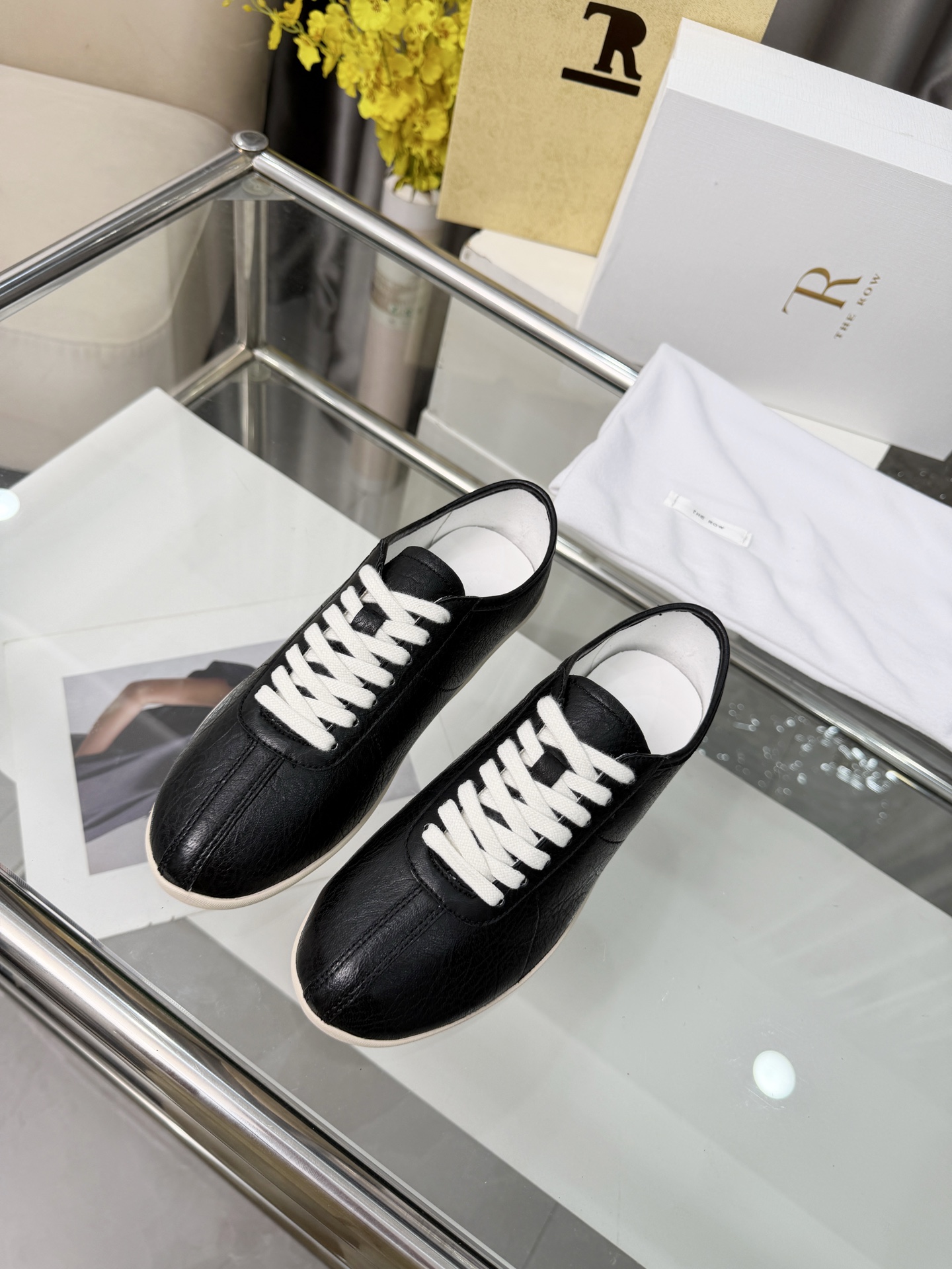 NO:927347,THE ROW minimalist style genuine leather casual white shoes, which are classic moral models of the brand. Low-top narrow shoe shape, simple split line design, matched with off-white laces and rubber-colored flat soles, clean lines. Minimalism, a pair of plain white shoes can provide a sense of relaxation throughout the season. All unnecessary decorations are removed, leaving only the texture of the leather itself. Upper: two-color sheepskin, lining: sheepskin, feet: sheepskin  Outsole: rubber outsole, size 35-39 (40 custom made, non-returnable), casual shoes/sports shoes, sneakers, sheepskin19860909THE ROW 极简风真皮休闲小白鞋,属于品牌经典的德训款.  低帮窄楦鞋型,简约分线设计,搭配同色系米白鞋带与生胶色平底,线条干净利落.极简主义,一双素净小白鞋,承包一整个季节的松弛感.褪去所有多余装饰,只留皮革本身的质感. 鞋面:双色羊皮 内里:羊皮 垫脚:羊皮 大底:橡胶大底 码数35-39(40定做不退换）,休闲鞋/运动鞋,sneakers,sheepskin,Women's Shoes