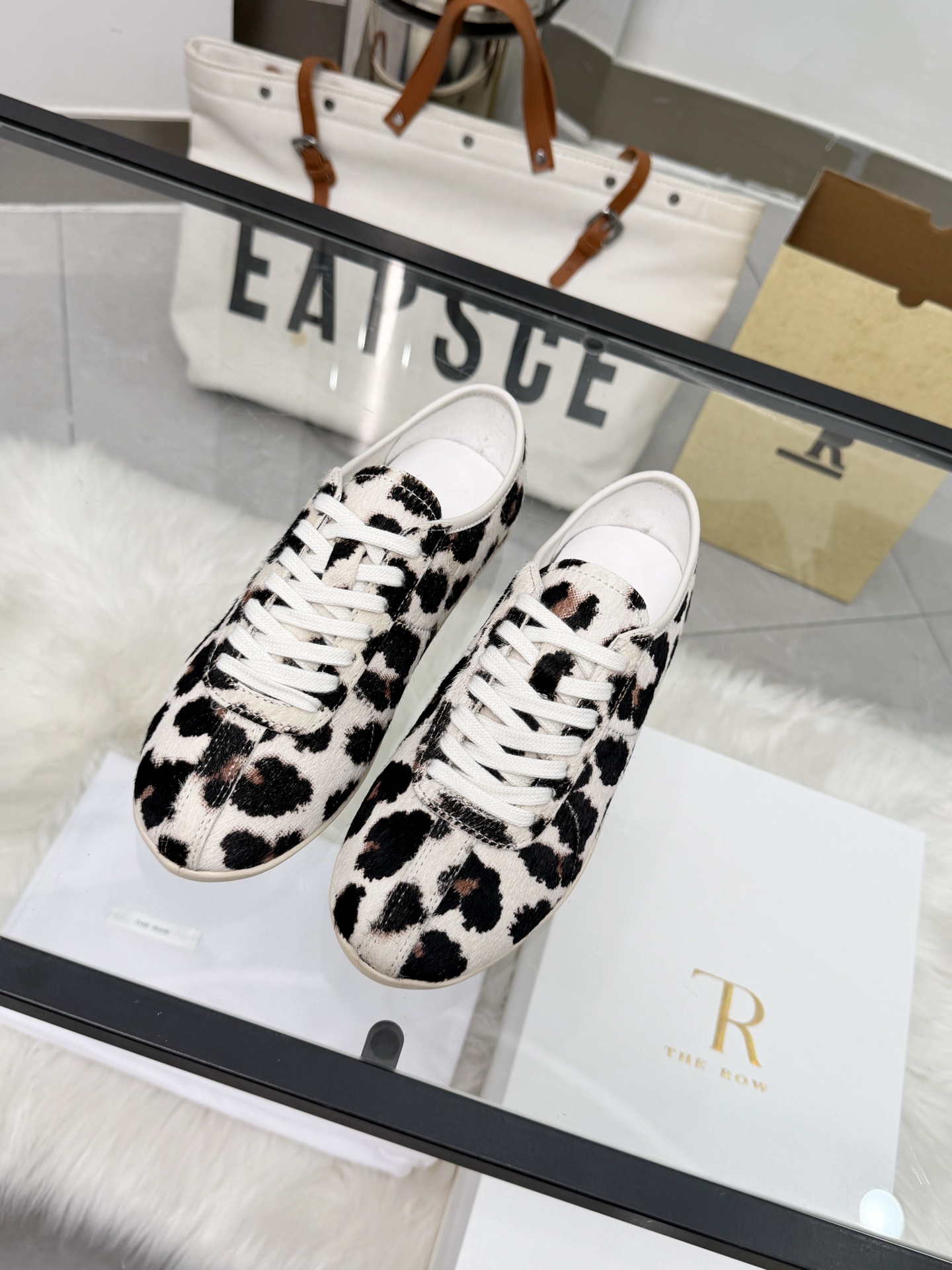 NO:957483,High-quality THE ROW minimalist style genuine leather casual white shoes, which are classic moral models of the brand. Low-top narrow shoe shape, simple split line design, with off-white laces and rubber-colored flat soles of the same color, clean and neat lines. Minimalism, a pair of plain white shoes can provide a sense of relaxation for a whole season. All unnecessary decorations are removed, leaving only the texture of the leather itself. Upper: horse hair, lining: sheepskin, feet: sheepskin  Outsole: Rubber outsole, size 35-39 (40 custom made, non-returnable), casual shoes/sports shoes, sneakers, sheepskin19860909高品质 THE ROW 极简风真皮休闲小白鞋,属于品牌经典的德训款.  低帮窄楦鞋型,简约分线设计,搭配同色系米白鞋带与生胶色平底,线条干净利落.极简主义,一双素净小白鞋,承包一整个季节的松弛感.褪去所有多余装饰,只留皮革本身的质感. 鞋面:马毛 内里:羊皮 垫脚:羊皮 大底:橡胶大底 码数35-39(40定做不退换）,休闲鞋/运动鞋,sneakers,sheepskin,Women's Shoes