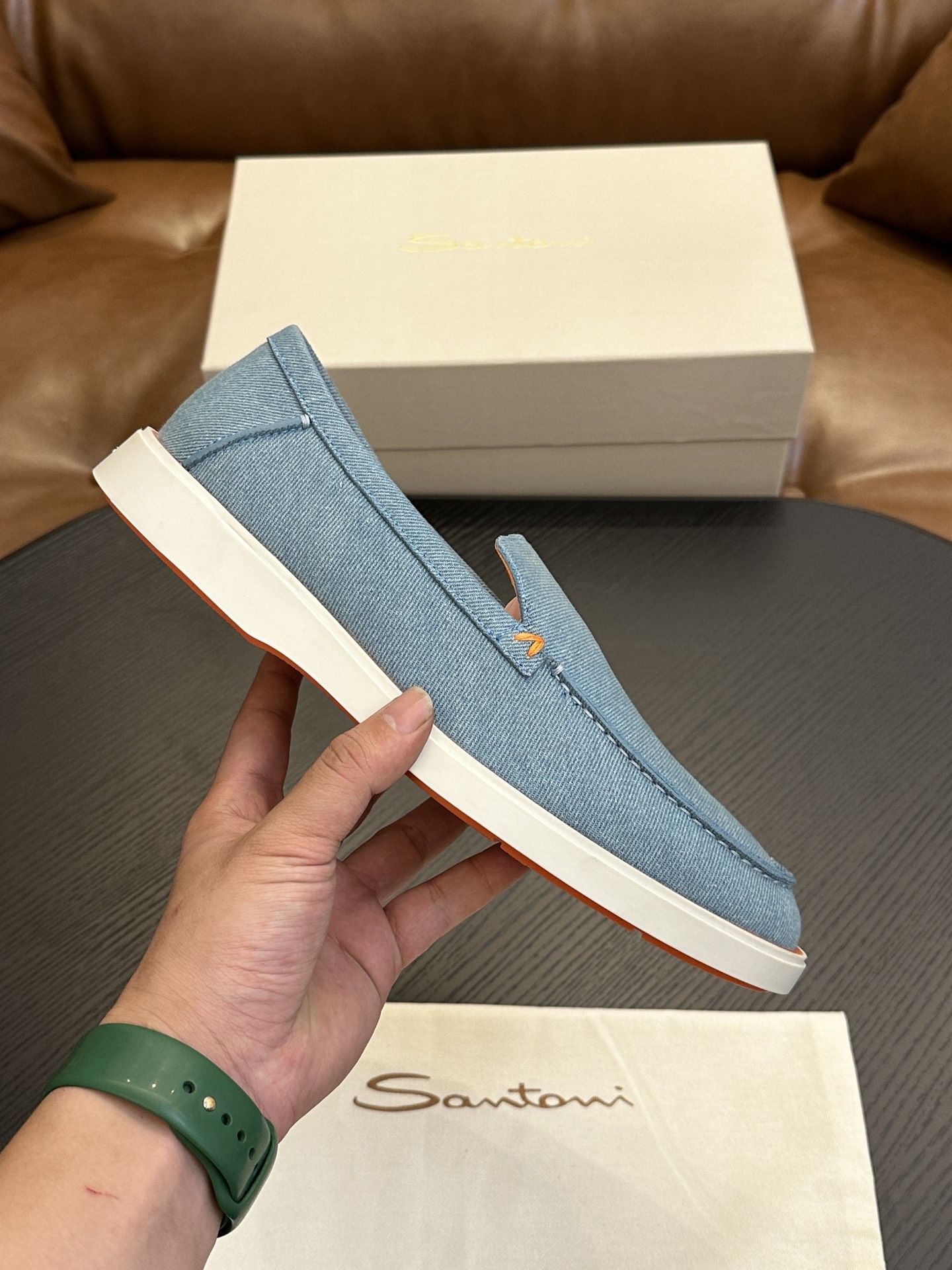 NO:338747,Santoni (Santoni) Italian men's casual shoes shipped!  Each pair of shoes from this Italian pure handmade shoe brand is simple and classic, and it is very comfortable and versatile on the feet!  This upper is made of imported canvas and has a high-end and comfortable cowhide inner lining!  The outsole is made of original rubber backsheet combination, with cowhide inner lining!  Brand-specific mold opening foot bed, exclusive private mold controllable! Original box packaging, equipped with shoe storage bag!  39 40 41 4243 44 (38 45 46 customized), Santooni casual shoes, cowhide19860909Santoni(圣东尼）意大利男士休闲板鞋出货！这个意大利纯手工鞋履品牌的每一双鞋设计简洁经典,上脚非常舒适百搭！ 此款鞋面面料采用进囗帆布,高档舒适牛皮内里！大底采用原版橡胶底片组合成型,牛皮内里！品牌专用开模脚床,独家私模可控!原盒包装,配鞋履收纳袋！39 40 41 4243 44（38 45 46定做）,圣东尼 休闲鞋,cowhide,Men's shoes