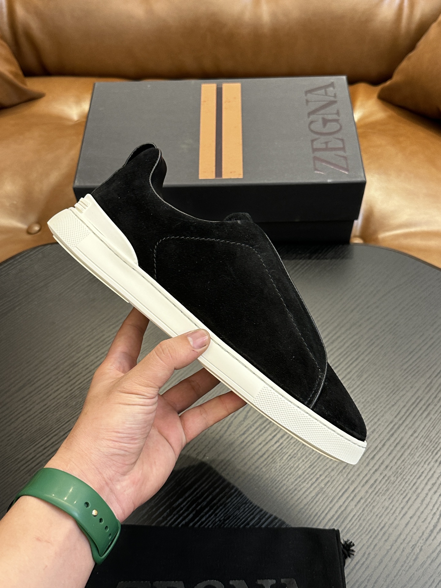 NO:552975,Best seller! Ermenegildo Zegna Casual Sneakers These low-top Triple Stitch sneakers are made from soft cowhide leather and suede, bringing a sophisticated style to casual footwear. The signature triple cross elastic detail highlights the hand stitching of traditional leather shoes, and the lightweight and slip-on design is perfect for a fast-paced lifestyle. The extremely lightweight rubber outsole is embellished with the double stripe logo. Sporty details, reinterpreting the iconic shoe with an ultra-light structure. Calfskin lining, car midsole lasting method. Easy-to-wear cross-elastic straps and 3D 'ripple' design. Hot-embossed brand name on the tongue. Lightweight and highly elastic rubber foam sole, with TPU double-stripe brand logo trim on the heel. Adding a modern and dynamic atmosphere to this sneaker. Size 39-44 (38, 45 can be customized) 7F, Ermenegildo Zegna casual shoes,zegna,sneakers,cowhide,chamois leather19860909热卖款！杰尼亚 休闲运动鞋 这款 Triple Stitch 低帮运动鞋以柔软的牛皮搭配麂皮制成,为休闲鞋履注入精致格调.标志性三重交叉弹性细节彰显出传统皮鞋的手工缝迹,轻盈和懒人套式设计,完美契合快节奏的生活方式.非常轻盈的橡胶外底上点缀双条纹 Logo 运动细节,以超轻结构重新诠释标志性鞋款.小牛皮内裡,车中底套楦做法.易穿脱套脚交叉松紧带和 3D“波纹”设计.鞋舌热压品牌名称.轻便高弹力橡胶发泡鞋底,后跟加贴 TPU 双条纹品牌 Logo 饰条.为这款运动鞋增添现代动感气息.码数39-44（38,45可定做）7F,杰尼亚 休闲鞋,zegna,sneakers,cowhide,chamois leather,Men's shoes