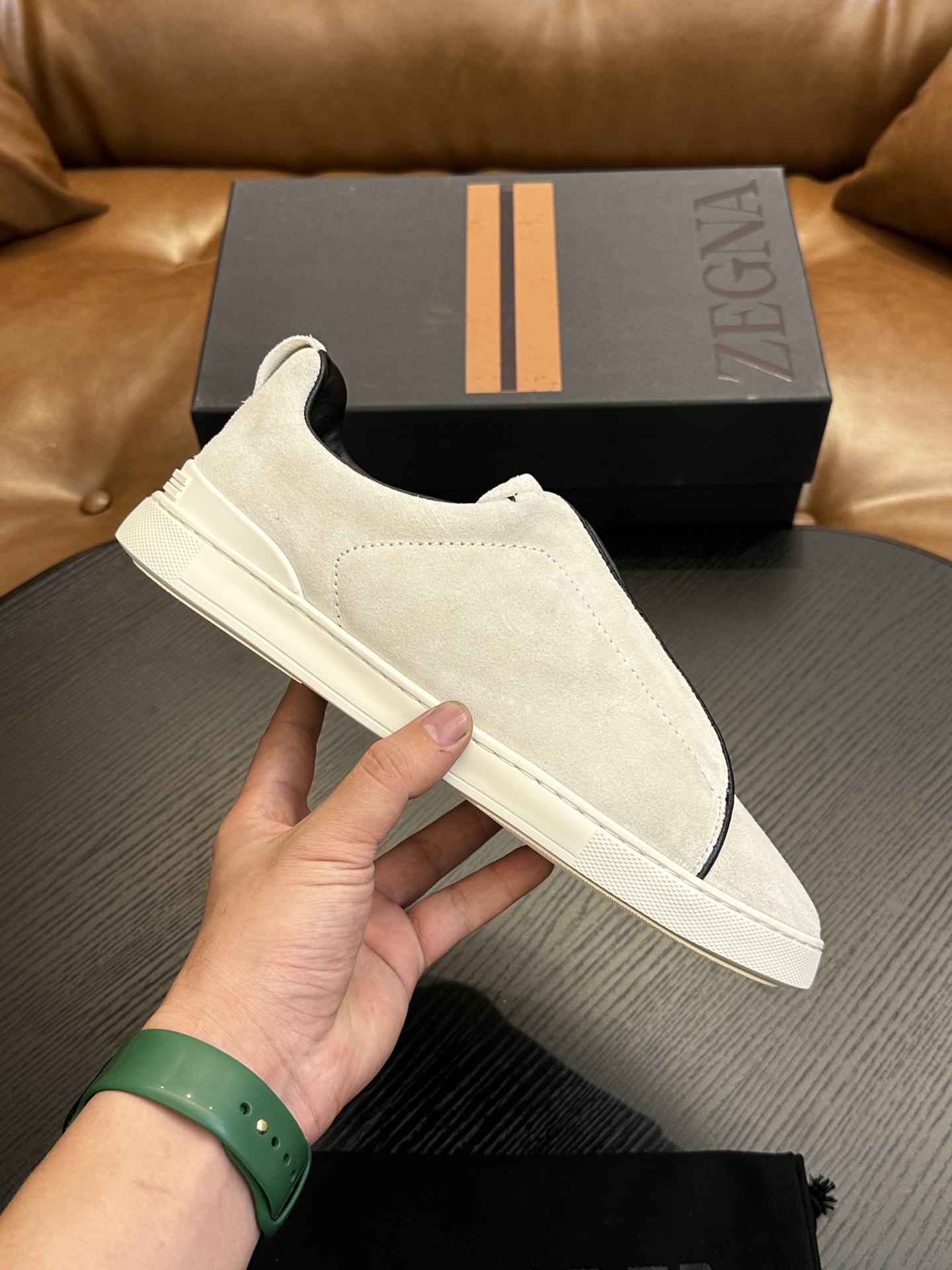 NO:341578,Hot sale! Jenia Casual Sneakers This Triple Stitch low-top sneaker is made of soft cowhide with suede, injecting exquisite style into casual shoes. The iconic triple cross elastic details highlight the hand-stitched stitching of traditional leather shoes, lightweight and lazy cover design, perfectly fitting the fast-paced lifestyle. The very light rubber outsole is embellished with double stripes Logo sports details, reinterpreting the iconic shoes with ultra-light structure. Calfskin inner lining, car midsole cover last method. Easy to wear and take off the foot cross elastic band and 3D 