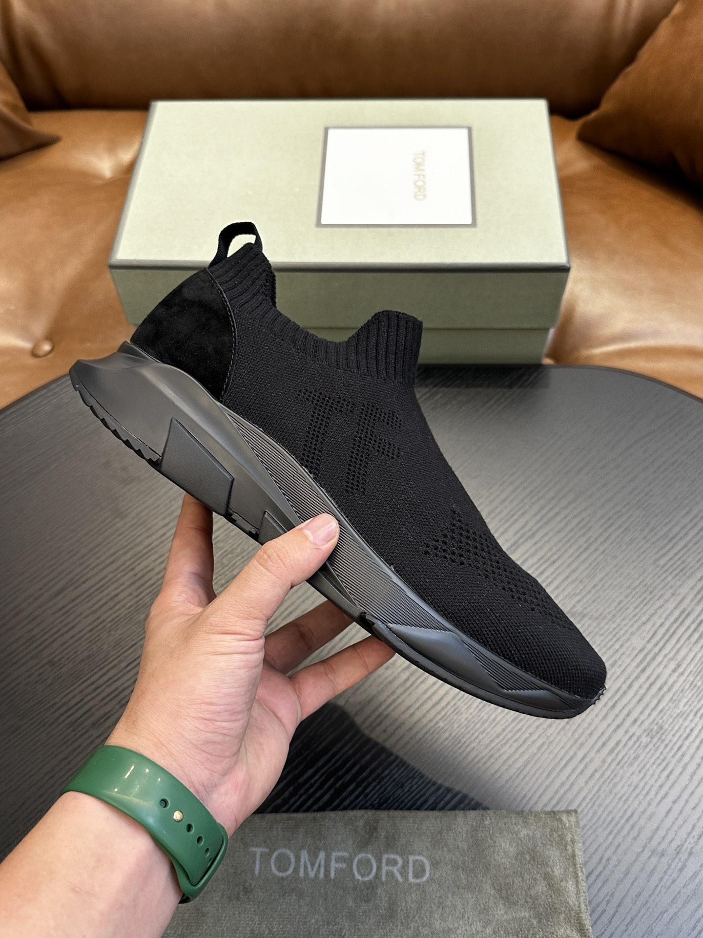 NO:340043,TOM FORD Low-top knitted sneakers High-density knitted fabric with cowhide handcraft, rear lifting shoe ring, front lace-up, logo insole, rubber thick sole. Size 39-44, (custom made of 45, 46, 47), Tom Ford, sneakers, cowhide19860909TOM FORD 低帮针织运动鞋 高密度针织面料搭配牛皮手工工艺、后置提鞋环,正面系带,logo鞋垫、橡胶厚底. 码数39-44,（45、46、47定做）,汤姆·福特,tom ford,sneakers,cowhide,Men's shoes