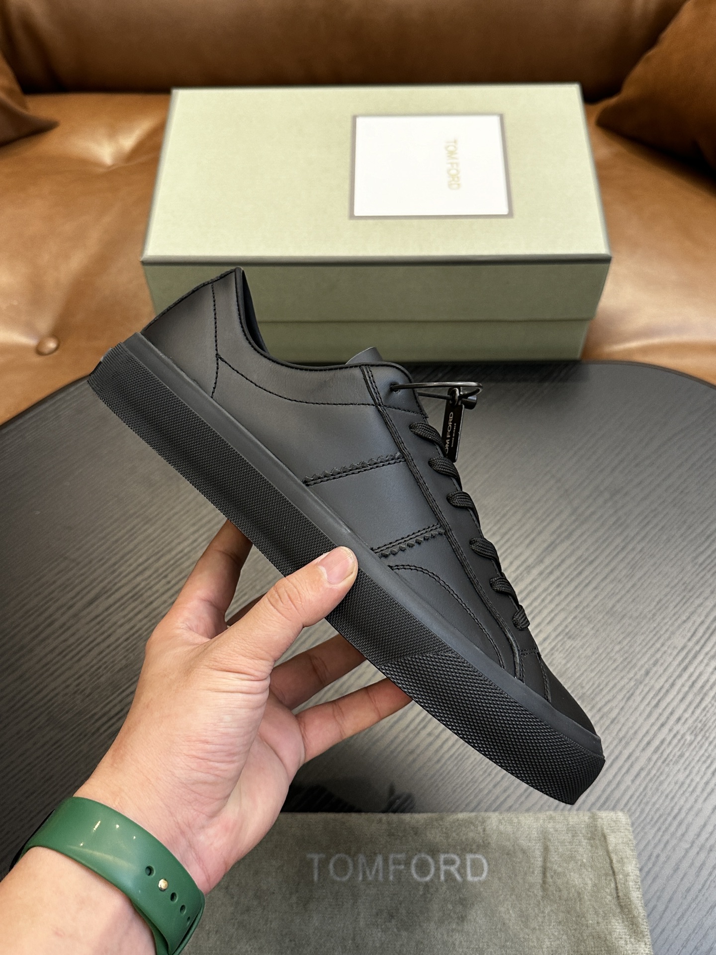 NO:275743,TOM FORD Cambridge Suede Low Top Sneakers This sneaker is equipped with suede calfskin, contrasting trim, round toe, front lace-up, rubber flat sole, insole with logo. Size 39-44, 38, 45, 46., manolo blahnik, Dolce & Gabbana,tom ford, sneakers, cowhide19860909TOM FORD Cambridge 绒面皮低帮运动鞋 本款运动鞋精选绒面小牛皮、对比边饰、圆头、正面系带、橡胶平底、鞋垫饰有标志. 码数39-44,38、45、46定.,,manolo blahnik,Dolce&Gabbana,tom ford,sneakers,cowhide,Men's shoes