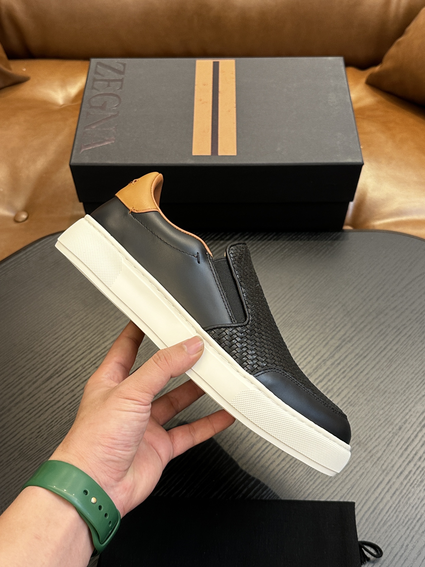 NO:541951,Hot sale! Jenia Casual Sneakers This Triple Stitch low-top sneaker is made of soft cowhide with suede, injecting exquisite style into casual shoes. The iconic triple cross elastic details highlight the hand-stitched stitching of traditional leather shoes, light and lazy cover design, perfectly fitting the fast-paced lifestyle. The very light rubber outsole is embellished with double stripes Logo sports details, reinterpreting the iconic shoes with ultra-light structure. Calfskin inner lining, car midsole cover last method. Easy to wear and take off the foot cross elastic band and 3D 'corrugated' design. Hot pressed on the shoe tongue brand name. Lightweight high elastic rubber foam sole, heel patch TPU double stripe brand logo Trim. Add a modern dynamic atmosphere to this sneaker. Size 39-44 (38,45 can be customized), zegna, sneakers, cowhide, chamois leather19860909热卖款！杰尼亚 休闲运动鞋 这款 Triple Stitch 低帮运动鞋以柔软的牛皮搭配麂皮制成,为休闲鞋履注入精致格调.标志性三重交叉弹性细节彰显出传统皮鞋的手工缝迹,轻盈和懒人套式设计,完美契合快节奏的生活方式.非常轻盈的橡胶外底上点缀双条纹 Logo 运动细节,以超轻结构重新诠释标志性鞋款.小牛皮内裡,车中底套楦做法.易穿脱套脚交叉松紧带和 3D“波纹”设计.鞋舌热压品牌名称.轻便高弹力橡胶发泡鞋底,后跟加贴 TPU 双条纹品牌 Logo 饰条.为这款运动鞋增添现代动感气息.码数39-44（38,45可定做）,,zegna,sneakers,cowhide,chamois leather,Men's shoes