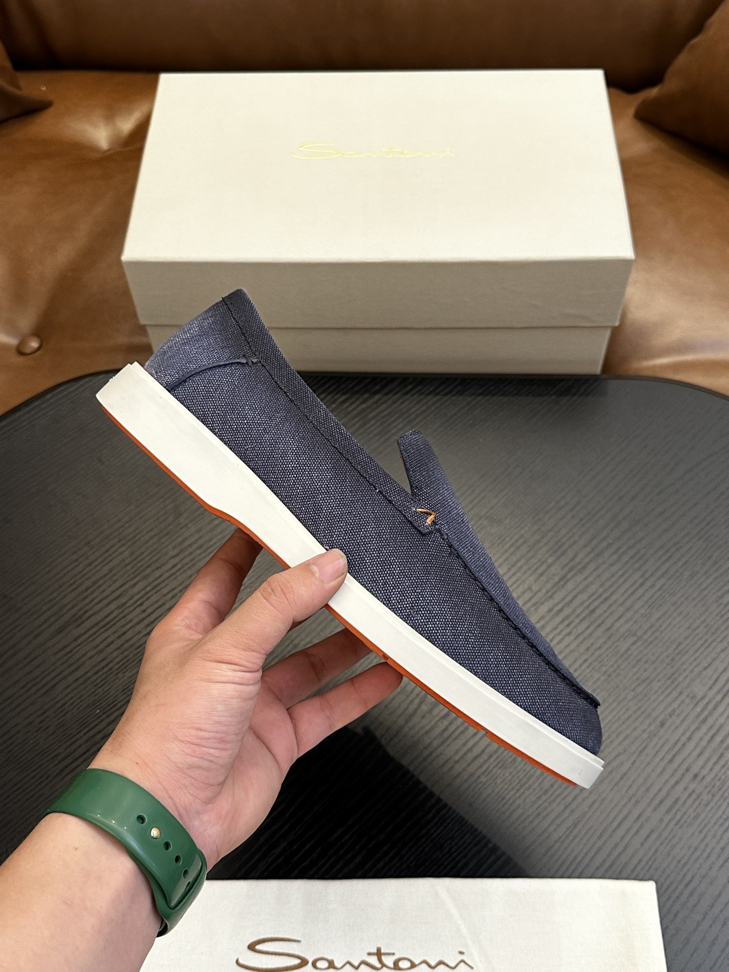 NO:604051,Santoni (Santoni) Italian men's casual sneakers are shipped!  Each pair of shoes from this Italian handmade shoe brand has a simple and classic design, which is very comfortable and versatile!  The upper fabric of this shoe is made of imported canvas, with high-end and comfortable cowhide lining!  The outsole is made of original rubber bottom sheets and is lined with cowhide!  Brand-specific molded footbed, exclusive private mold control! Original box packaging, with shoe storage bag!  39 40 41 4243 44 (38 45 46 customized), Santoni casual shoes, cowhide19860909Santoni(圣东尼）意大利男士休闲板鞋出货！这个意大利纯手工鞋履品牌的每一双鞋设计简洁经典,上脚非常舒适百搭！ 此款鞋面面料采用进囗帆布,高档舒适牛皮内里！大底采用原版橡胶底片组合成型,牛皮内里！品牌专用开模脚床,独家私模可控!原盒包装,配鞋履收纳袋！39 40 41 4243 44（38 45 46定做）,圣东尼 休闲鞋,cowhide,Men's shoes