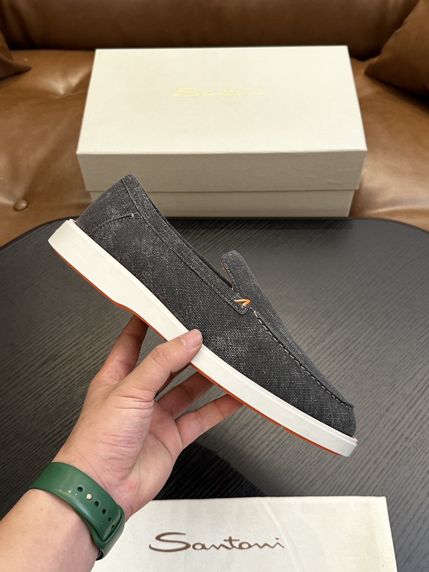 NO:338919,Santoni (Santoni) Italian men's casual shoes shipped!  Each pair of shoes from this Italian pure handmade shoe brand is simple and classic, and it is very comfortable and versatile on the feet!  This upper is made of imported canvas and has a high-end and comfortable cowhide inner lining!  The outsole is made of original rubber backsheet combination, with cowhide inner lining!  Brand-specific mold opening foot bed, exclusive private mold controllable! Original box packaging, equipped with shoe storage bag!  39 40 41 4243 44 (38 45 46 customized), Santooni casual shoes, cowhide19860909Santoni(圣东尼）意大利男士休闲板鞋出货！这个意大利纯手工鞋履品牌的每一双鞋设计简洁经典,上脚非常舒适百搭！ 此款鞋面面料采用进囗帆布,高档舒适牛皮内里！大底采用原版橡胶底片组合成型,牛皮内里！品牌专用开模脚床,独家私模可控!原盒包装,配鞋履收纳袋！39 40 41 4243 44（38 45 46定做）,圣东尼 休闲鞋,cowhide,Men's shoes