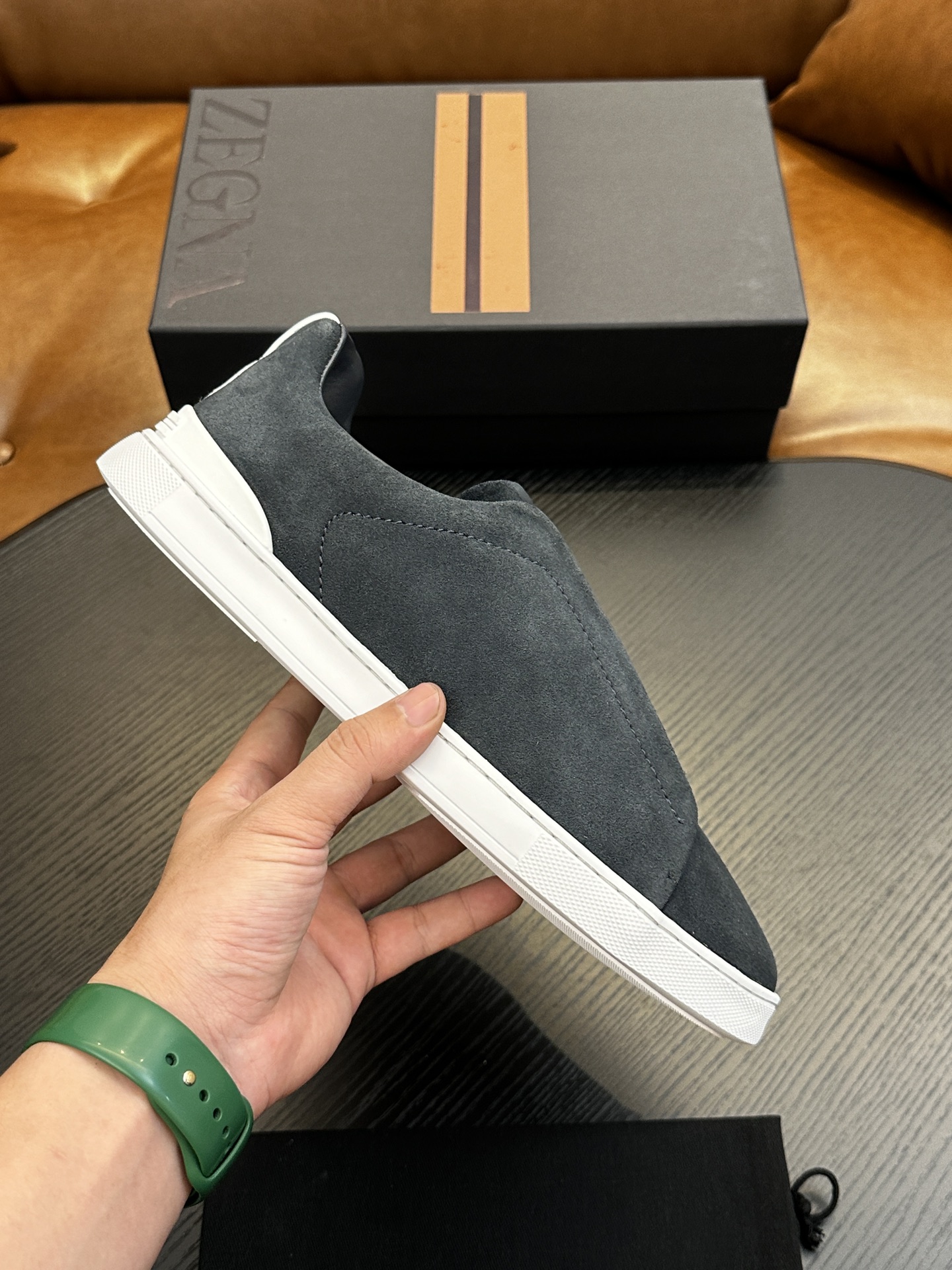 NO:340996,Hot sale! Jenia Casual Sneakers This Triple Stitch low-top sneaker is made of soft cowhide with suede, injecting exquisite style into casual shoes. The iconic triple cross elastic details highlight the hand-stitched stitching of traditional leather shoes, light and lazy cover design, perfectly fitting the fast-paced lifestyle. The very light rubber outsole is embellished with double stripes Logo sports details, reinterpreting the iconic shoes with ultra-light structure. Calfskin inner lining, car midsole cover last method. Easy to wear and take off the foot cross elastic band and 3D 