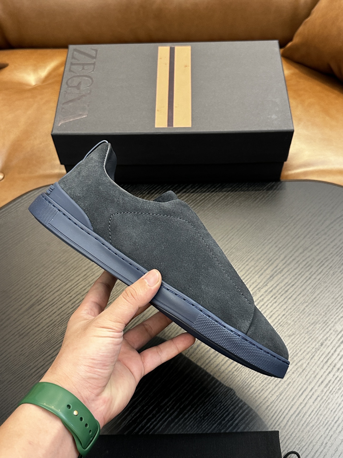 NO:552749,Best seller! Ermenegildo Zegna Casual Sneakers These low-top Triple Stitch sneakers are made from soft cowhide leather and suede, bringing a sophisticated style to casual footwear. The signature triple cross elastic detail highlights the hand stitching of traditional leather shoes, and the lightweight and slip-on design is perfect for a fast-paced lifestyle. The extremely lightweight rubber outsole is embellished with the double stripe logo. Sporty details, reinterpreting the iconic shoe with an ultra-light structure. Calfskin lining, car midsole lasting method. Easy-to-take-on cross-elastic straps and 3D 'ripple' design. Hot-embossed brand name on the tongue. Lightweight and highly elastic rubber foam sole, with TPU double stripe brand logo trim on the heel. Adding a modern and dynamic atmosphere to this sneaker. Size 39-44 (38, 45 can be customized), Ermenegildo Zegna casual shoes,zegna,sneakers,cowhide,chamois leather19860909热卖款！杰尼亚 休闲运动鞋 这款 Triple Stitch 低帮运动鞋以柔软的牛皮搭配麂皮制成,为休闲鞋履注入精致格调.标志性三重交叉弹性细节彰显出传统皮鞋的手工缝迹,轻盈和懒人套式设计,完美契合快节奏的生活方式.非常轻盈的橡胶外底上点缀双条纹 Logo 运动细节,以超轻结构重新诠释标志性鞋款.小牛皮内裡,车中底套楦做法.易穿脱套脚交叉松紧带和 3D“波纹”设计.鞋舌热压品牌名称.轻便高弹力橡胶发泡鞋底,后跟加贴 TPU 双条纹品牌 Logo 饰条.为这款运动鞋增添现代动感气息.码数39-44（38,45可定做）,杰尼亚 休闲鞋,zegna,sneakers,cowhide,chamois leather,Men's shoes