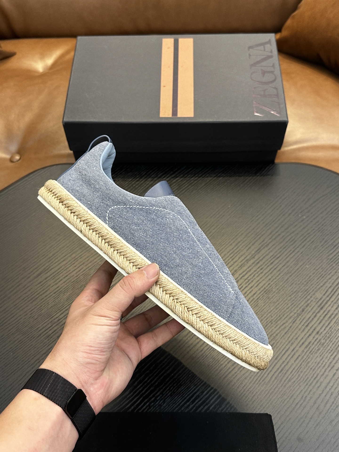 NO:338874,Hot sale! Jenia Casual Sneakers This Triple Stitch low-top sneaker is made of soft cowhide with suede, injecting exquisite style into casual shoes. The iconic triple cross elastic details highlight the hand-stitched stitching of traditional leather shoes, light and lazy cover design, perfectly fitting the fast-paced lifestyle. The very light rubber outsole is embellished with double stripes Logo sports details, reinterpreting the iconic shoes with ultra-light structure. Calfskin inner lining, car midsole cover last method. Easy to wear and take off the foot cross elastic band and 3D 