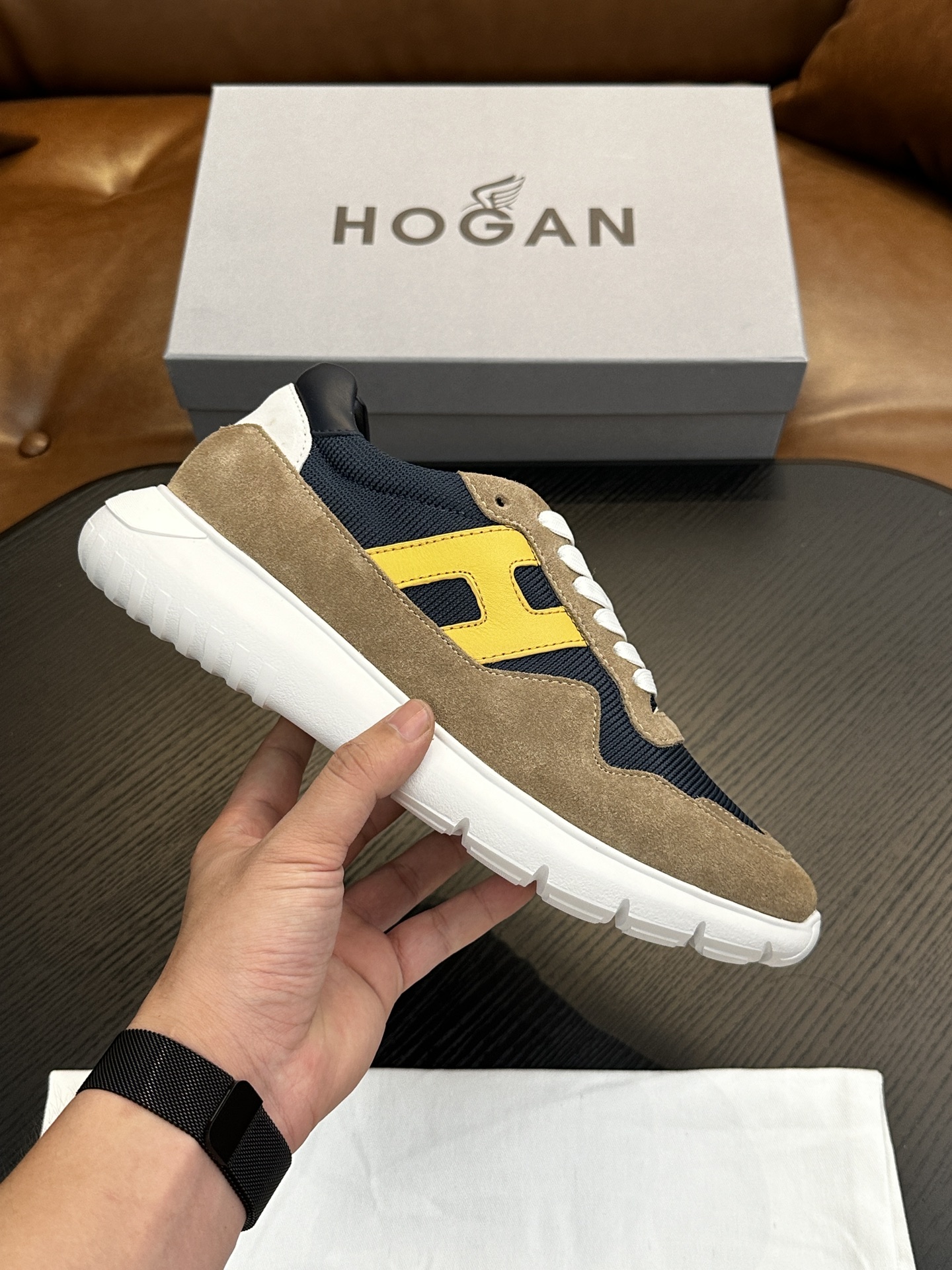 NO:223021,HOGAN H526 series sports Hi logo shoes interpret the sports trend with a new design. The upper is soft to wrap the feet. The smooth lines are incorporated into sports elements. The side trim is lightly slanted H letters. The lp and Tpu lightweight sole is interlaced with stripes. The design makes it more light and sporty. Imported calfskin. The inner foot pads are all cowhide. IP foamed sole. Light and comfortable. Size 39 40 41 42 43 44 standard leather shoes sizes, Hogan, loro piano, cowhide19860909HOGAN霍根H526系列运动Hi logo板鞋 以设计新意演绎运动风潮 鞋面柔软包裹双脚 流畅线条融入运动元素,侧边饰轻斜H字母,lp加Tpu轻质鞋底交错条纹设计更显轻盈运动活力 面料进口小牛皮 内里垫脚全牛皮 IP发泡大底 轻便舒适 码数 39 40 41 42 43 44标准皮鞋尺码,霍根,hogan,loro piana,cowhide,Men's shoes