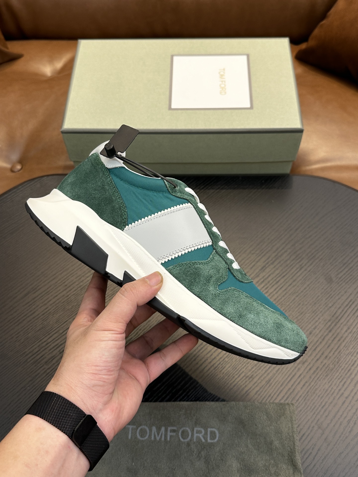 NO:341102,TOM FORD Cambridge low top sneakers This sneaker is made of imported back-fleece calfskin, contrasting trim, round toe, front lace-up, rubber flat sole, insole with logo. Size 39-44, custom (38,45 custom made), Tom Ford, sneakers, cowhide19860909TOM FORD Cambridge 牛皮低帮运动鞋 本款运动鞋采用进口反绒小牛皮、对比边饰、圆头、正面系带、橡胶平底、鞋垫饰有标志. 码数39-44,定（38,45定做）,汤姆·福特,tom ford,sneakers,cowhide,Men's shoes