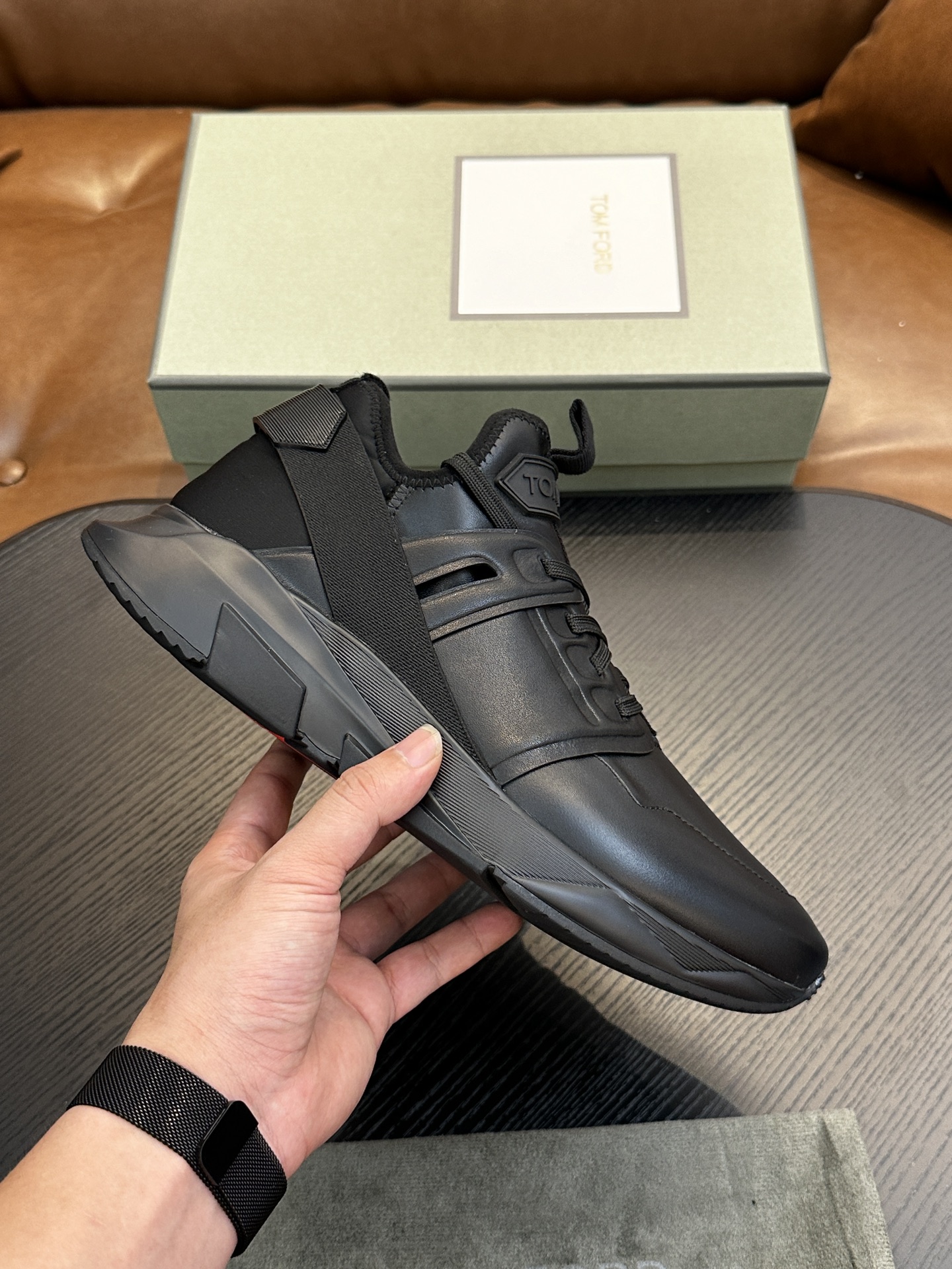 NO:223148,TOM FORD Cambridge Cowhide low top sneakers This sneaker is made of imported back-fleece calfskin, contrasting trim, round toe, front lace-up, rubber flat sole, insole with logo. Size 39-44, custom-made (38,45), Tom Ford, manolo blahnik, Dolce & Gabbana, tom ford, sneakers, cowhide19860909TOM FORD Cambridge 牛皮低帮运动鞋 本款运动鞋采用进口反绒小牛皮、对比边饰、圆头、正面系带、橡胶平底、鞋垫饰有标志. 码数39-44,定（38,45定做）,汤姆·福特,manolo blahnik,Dolce&Gabbana,tom ford,sneakers,cowhide,Men's shoes