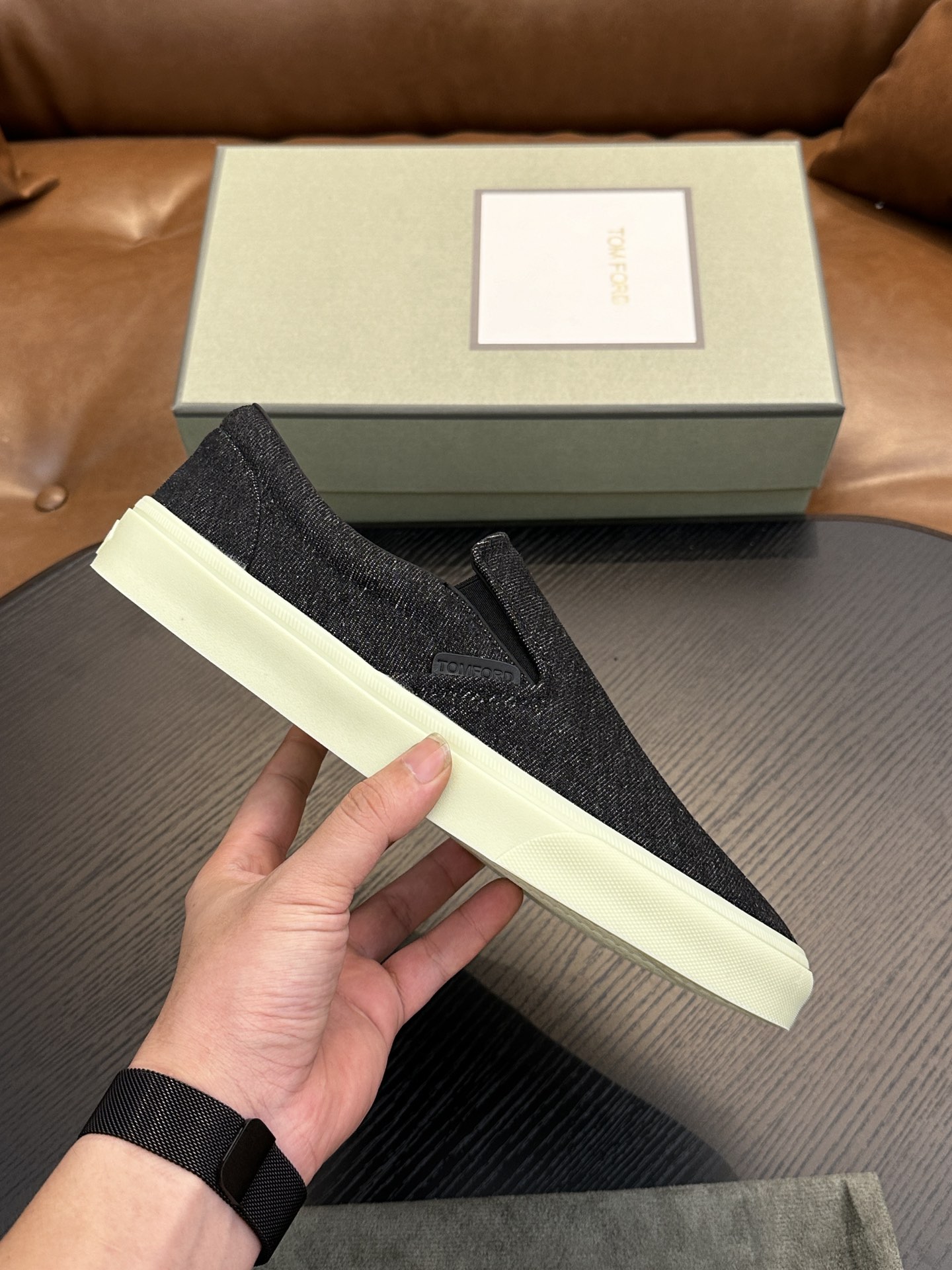 NO:272300,TOM FORD Cambridge denim low top sneakers This sneaker is made of imported denim, contrasting trim, round toe, foot cover, rubber flat sole, insole with logo. Size 39-44, custom (38,45 custom made),,tom ford,sneakers19860909TOM FORD Cambridge 牛仔布低帮运动鞋 本款运动鞋采用进口牛仔布、对比边饰、圆头、套脚、橡胶平底、鞋垫饰有标志. 码数39-44,定（38,45定做）,,tom ford,sneakers,Men's shoes