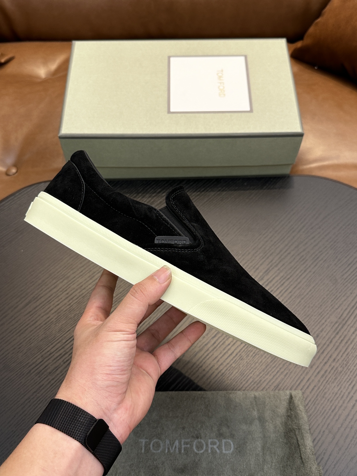 NO:272297,TOM FORD Cambridge low top sneakers This sneaker is made of imported back-fleece calfskin, contrasting trim, round toe, foot cover, rubber flat sole, insole with logo. Size 39-44, custom (38,45 custom made),,tom ford,sneakers,cowhide19860909TOM FORD Cambridge 牛皮低帮运动鞋 本款运动鞋采用进口反绒小牛皮、对比边饰、圆头、套脚、橡胶平底、鞋垫饰有标志. 码数39-44,定（38,45定做）,,tom ford,sneakers,cowhide,Men's shoes