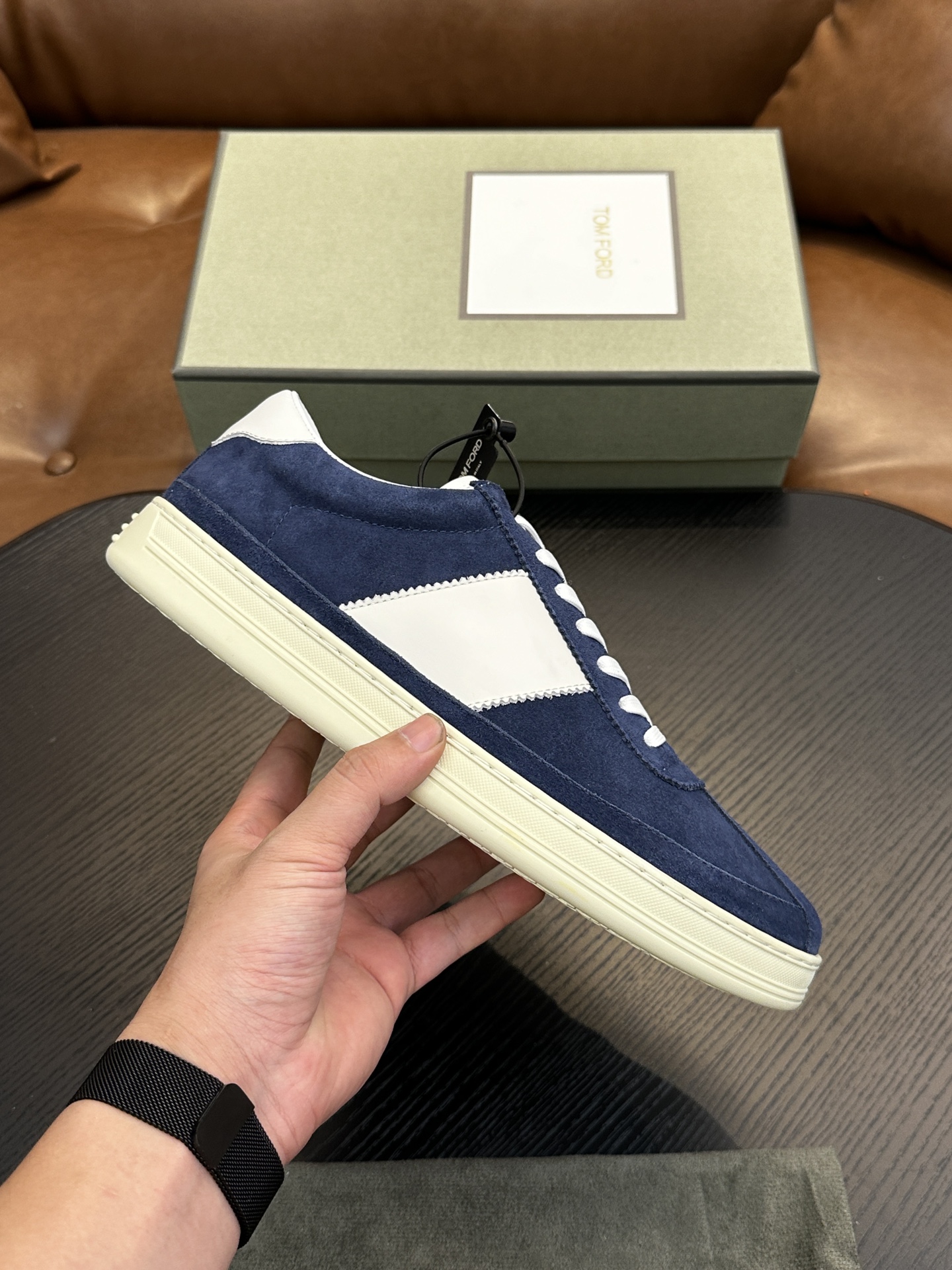 NO:341297,TOM FORD Cambridge low-top sneakers This sneaker is made of imported calfskin, contrasting trim, straps, round toe, rubber flat sole, insole with logo. Size 39-44, custom (38,45 custom made), Tom Ford, sneakers, cowhide19860909TOM FORD Cambridge 牛皮低帮运动鞋 本款运动鞋采用进口小牛皮、对比边饰、绑带、圆头、橡胶平底、鞋垫饰有标志. 码数39-44,定（38,45定做）,汤姆·福特,tom ford,sneakers,cowhide,Men's shoes