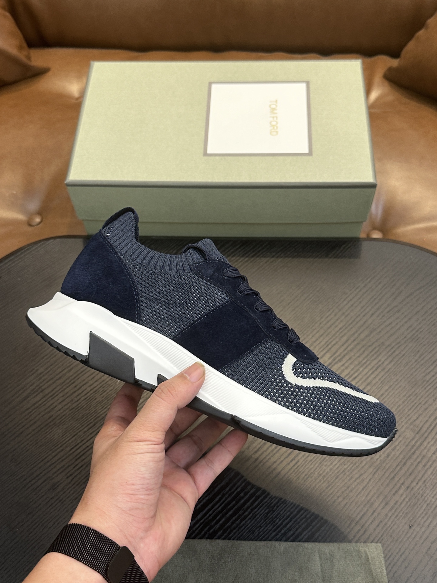 NO:552945,TOM FORD low-top knitted sneakers, high-density knitted fabric with cowhide handcrafts, rear shoe loop, front lace-up, logo insole, rubber thick sole. Size 39-44, (45, 46, 47 customized), Tom Ford, tom ford, sneakers, cowhide19860909TOM FORD 低帮针织运动鞋 高密度针织面料搭配牛皮手工工艺、后置提鞋环,正面系带,logo鞋垫、橡胶厚底. 码数39-44,（45、46、47定做）,汤姆·福特,tom ford,sneakers,cowhide,Men's shoes